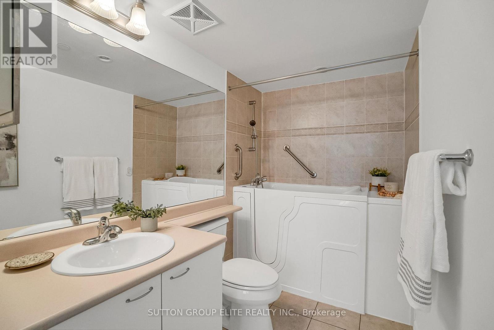 401 - 3 Marine Parade Drive, Toronto, ON - Indoor Photo Showing Bathroom