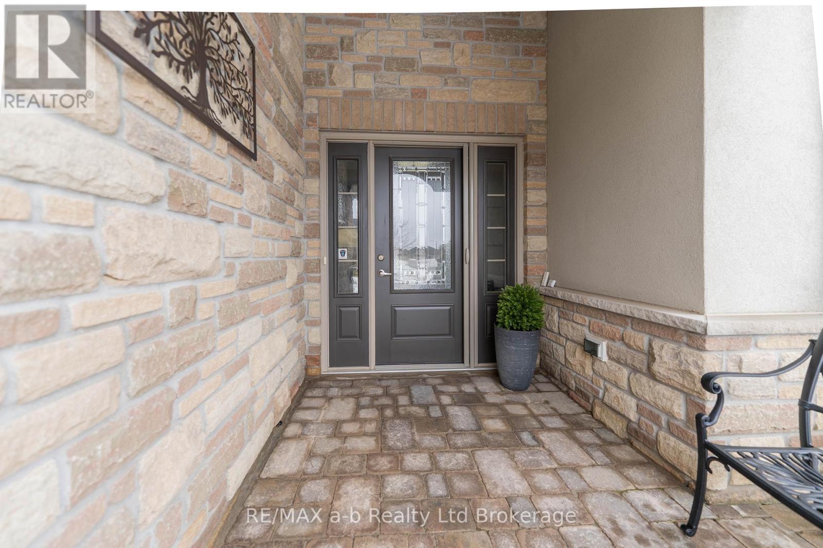Beautiful Front Porch - 11 Hollier Drive, Tillsonburg, ON - Photo Showing Other Room