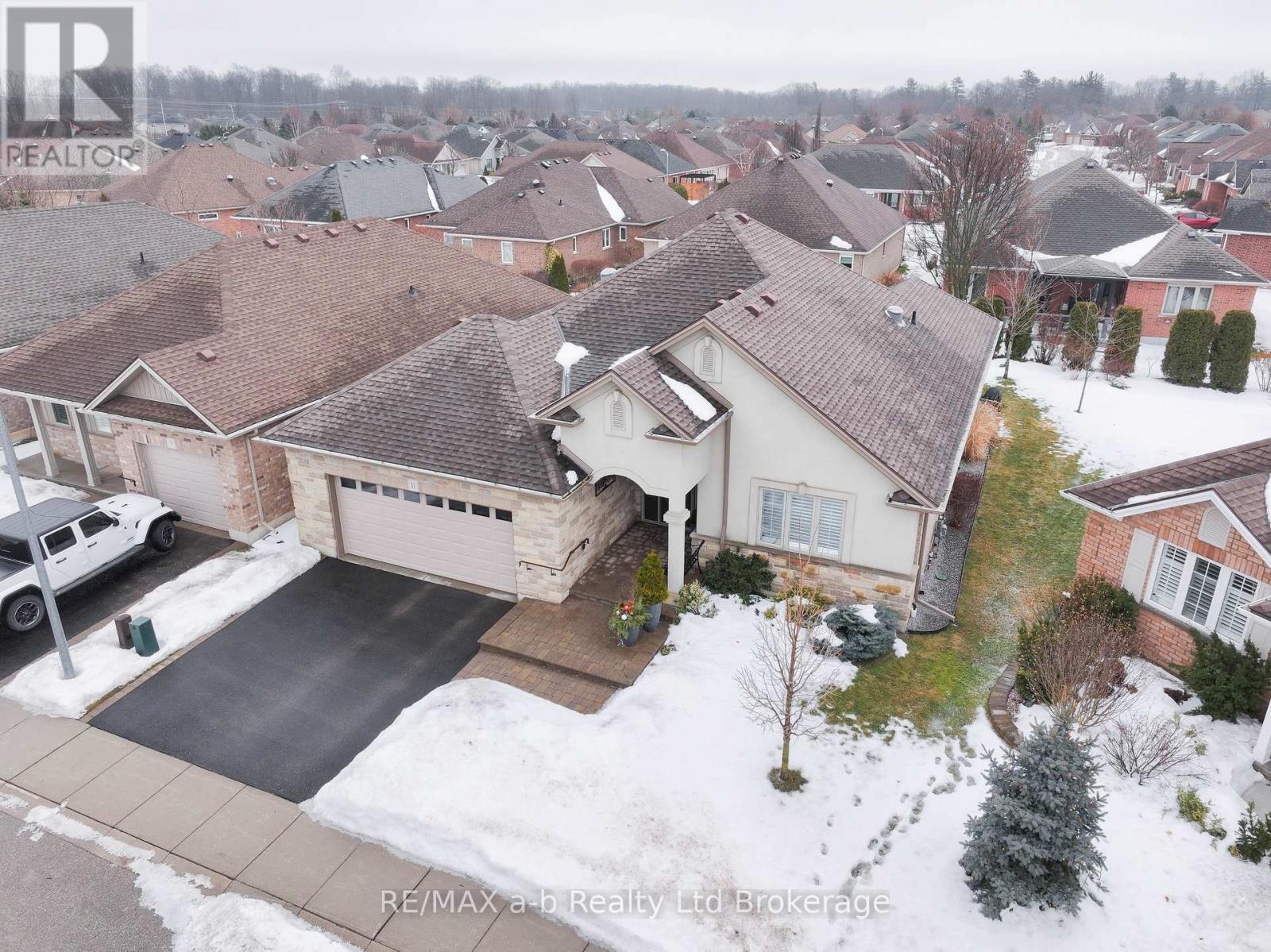 11 Hollier Drive, Tillsonburg, ON - Outdoor