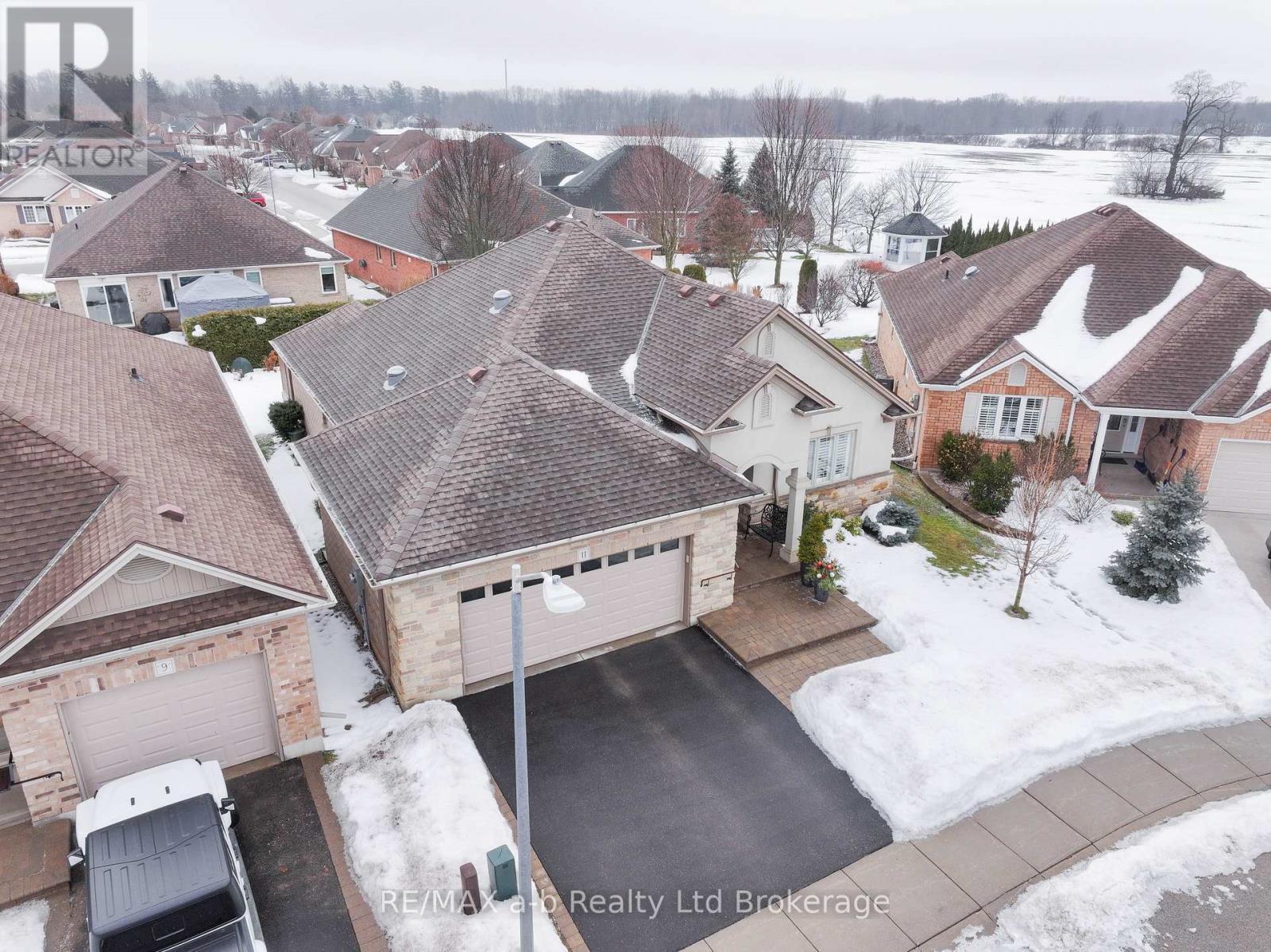 11 Hollier Drive, Tillsonburg, ON - Outdoor