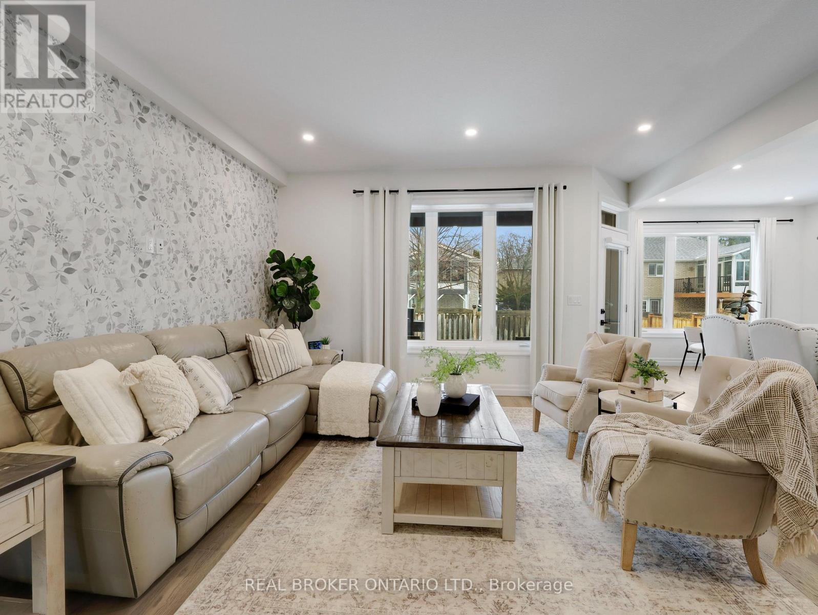 11 - 68 Cedar Street, Brant, ON - Indoor Photo Showing Living Room