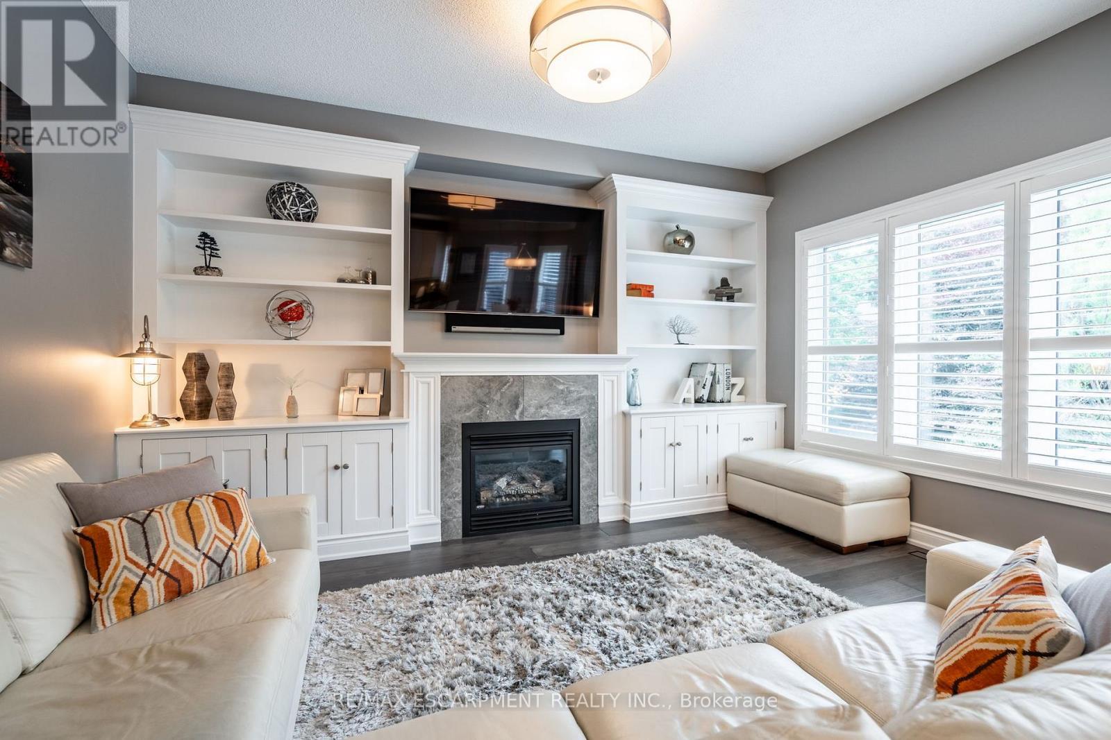 7 Volterra Court, Hamilton, ON - Indoor Photo Showing Living Room With Fireplace