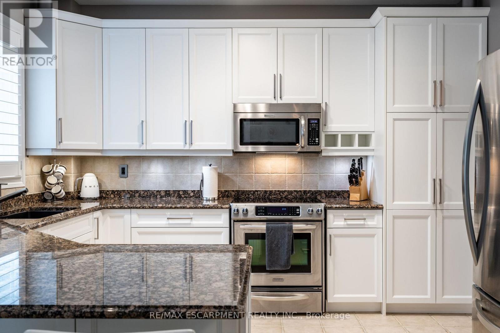 7 Volterra Court, Hamilton, ON - Indoor Photo Showing Kitchen With Upgraded Kitchen