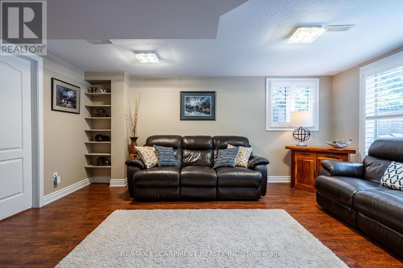 7 Volterra Court, Hamilton, ON - Indoor Photo Showing Living Room