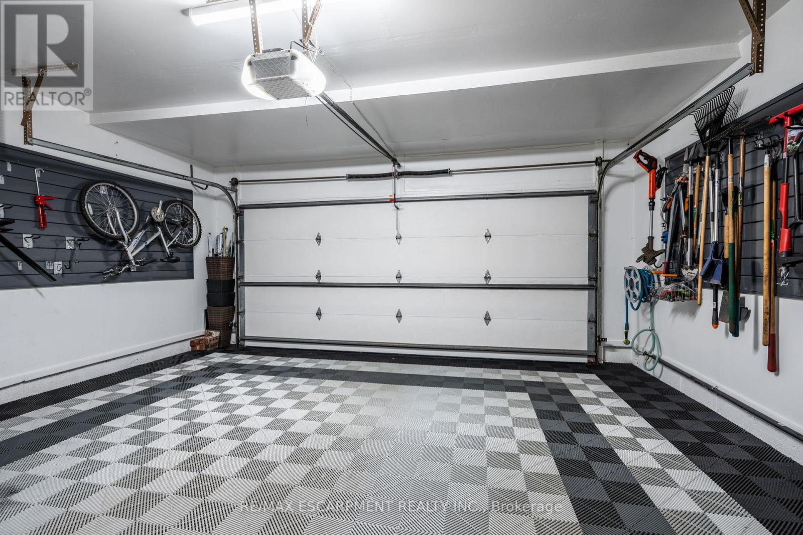 7 Volterra Court, Hamilton, ON - Indoor Photo Showing Garage