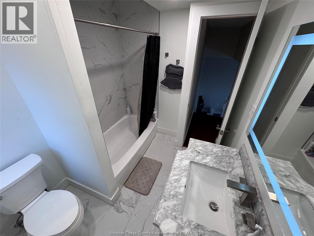 1527 Pierre, Windsor, ON - Indoor Photo Showing Bathroom