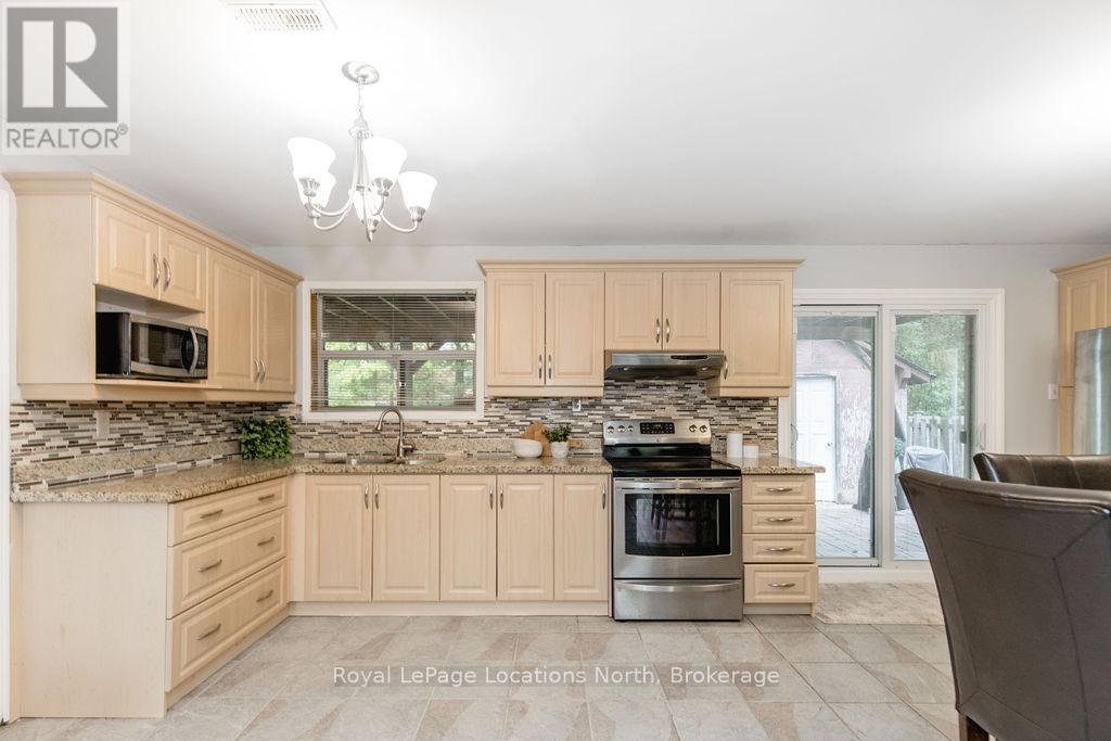 3 51St Street, Wasaga Beach, ON - Indoor Photo Showing Kitchen