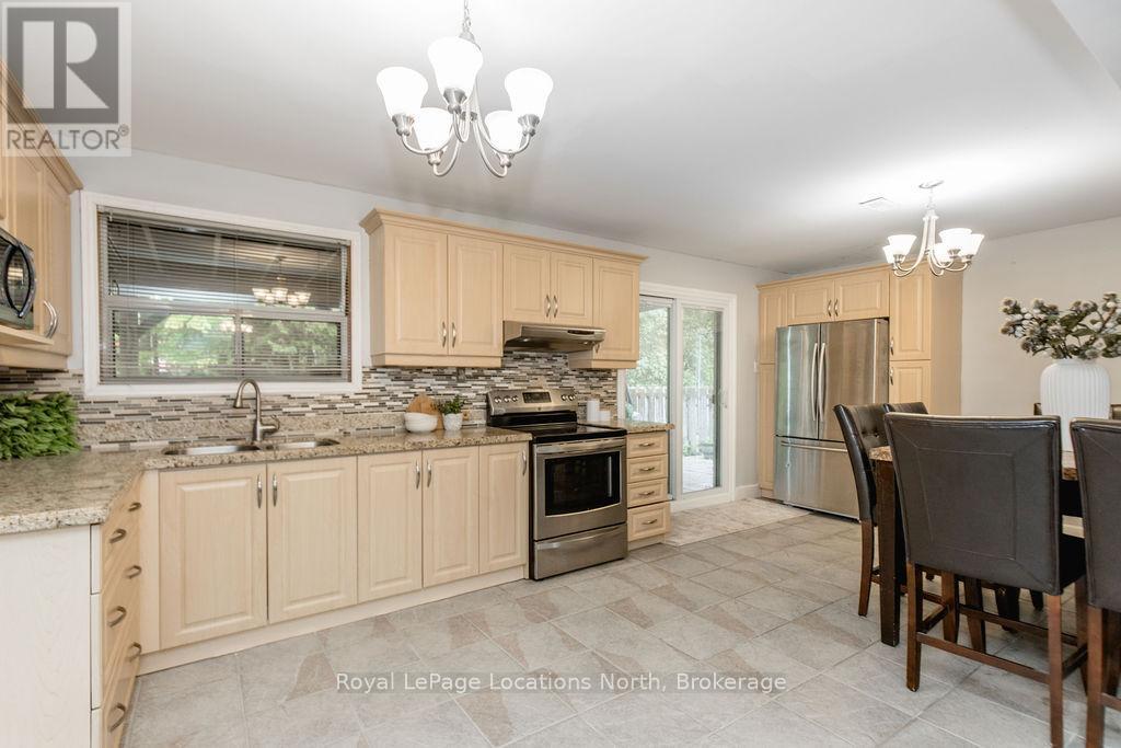 3 51St Street, Wasaga Beach, ON - Indoor Photo Showing Kitchen With Stainless Steel Kitchen