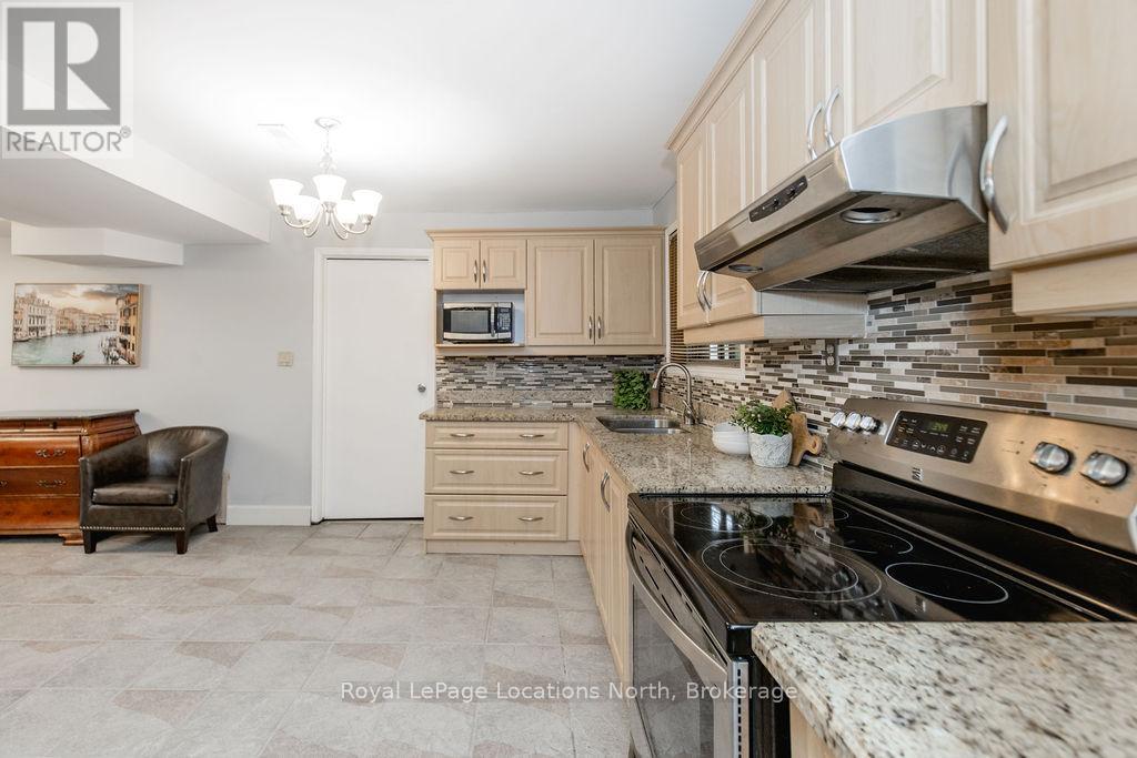 3 51St Street, Wasaga Beach, ON - Indoor Photo Showing Kitchen With Upgraded Kitchen