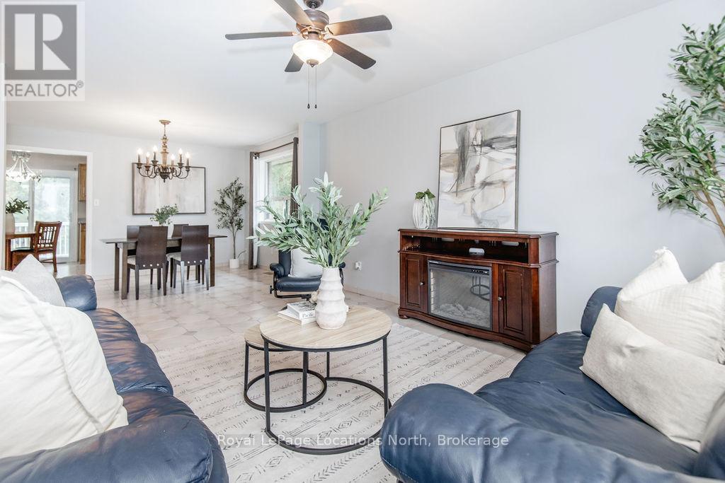 3 51St Street, Wasaga Beach, ON - Indoor Photo Showing Living Room
