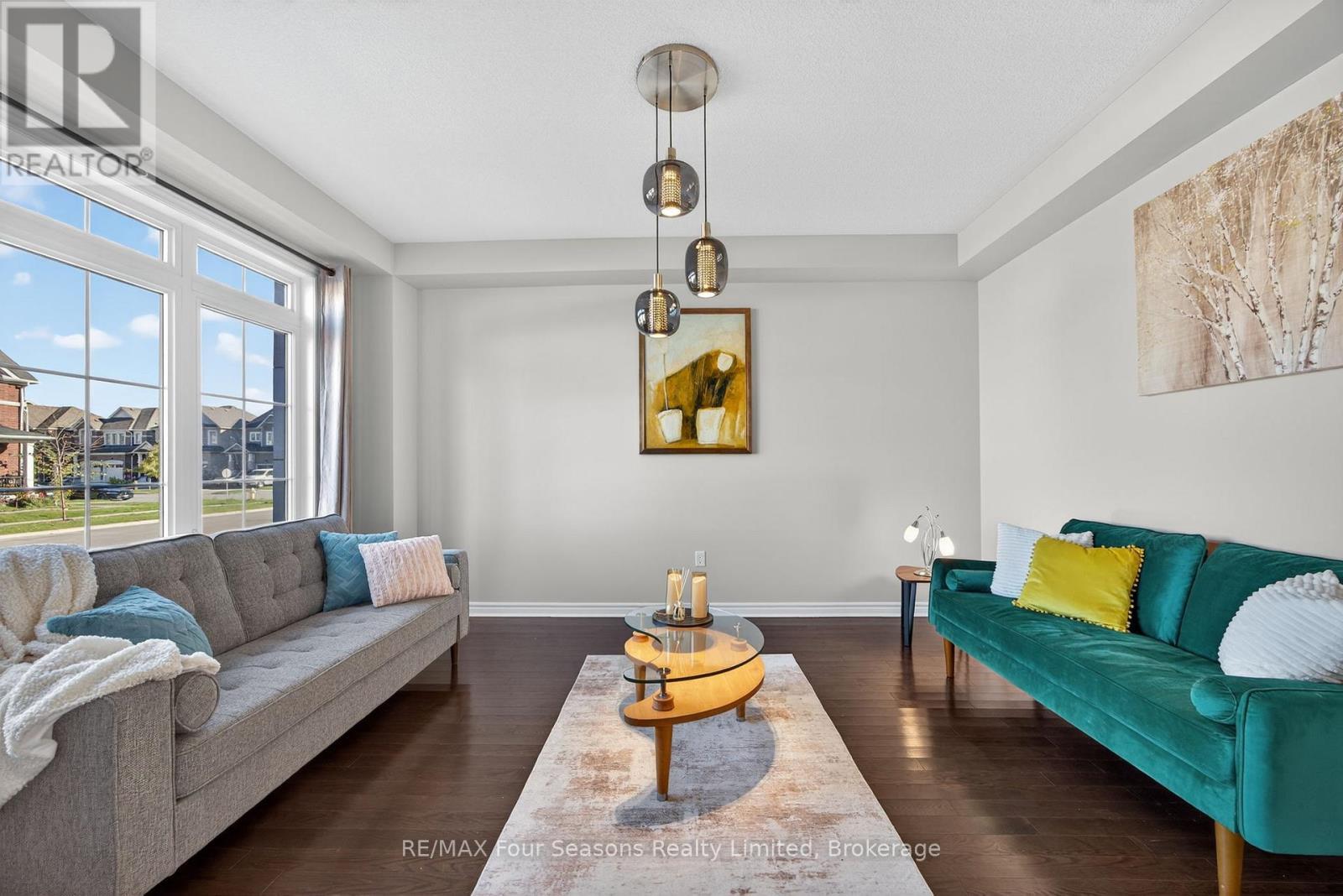 62 Kirby Avenue, Collingwood, ON - Indoor Photo Showing Living Room