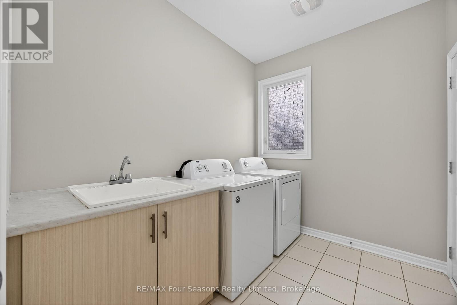 Main floor laundry with entrance to the garage - 62 Kirby Avenue, Collingwood, ON - Indoor Photo Showing Laundry Room