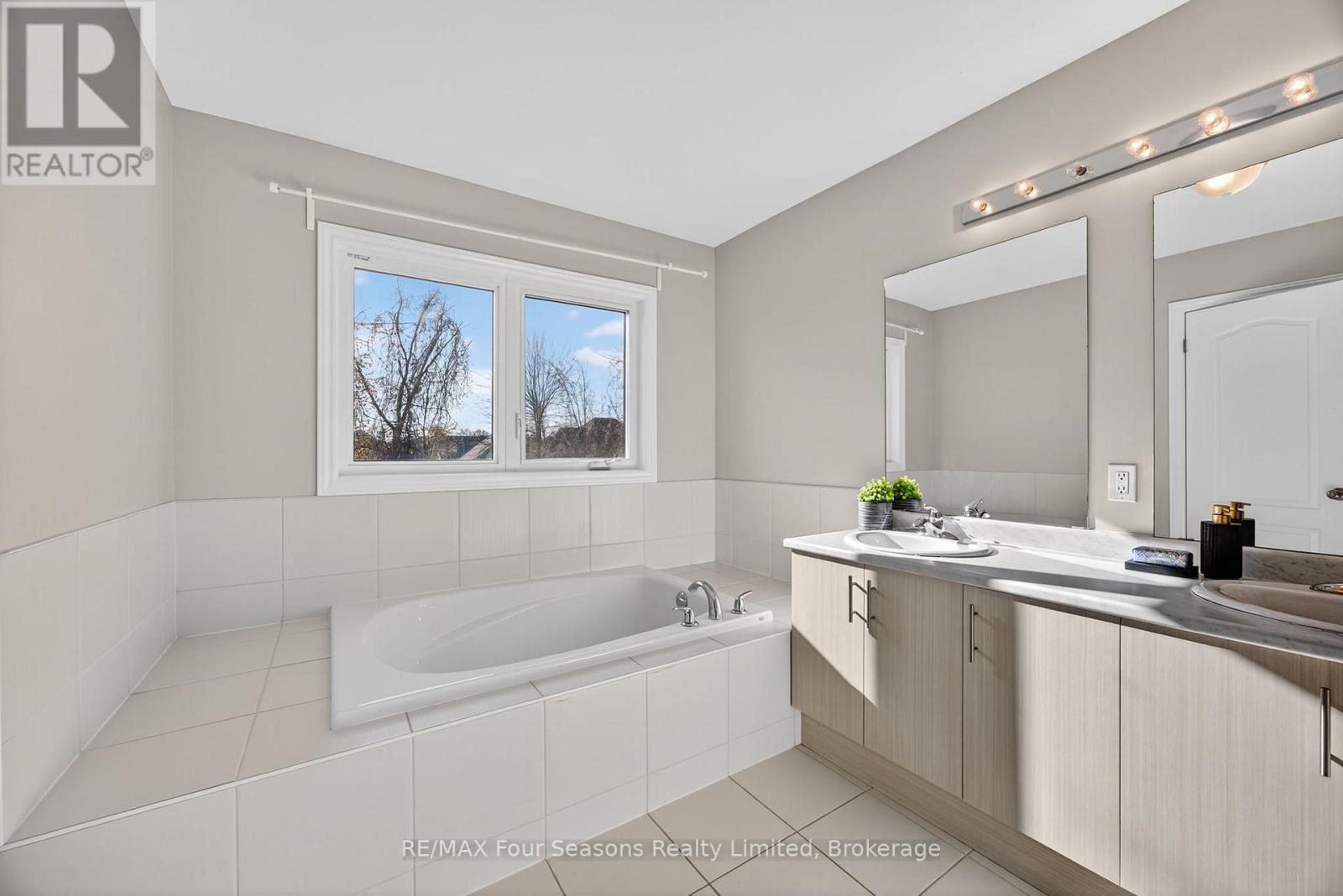 62 Kirby Avenue, Collingwood, ON - Indoor Photo Showing Bathroom