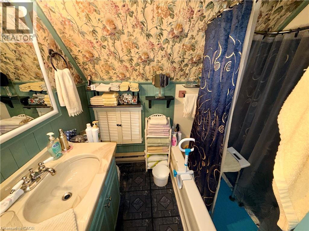 484 East Main Street, Welland, ON - Indoor Photo Showing Bathroom