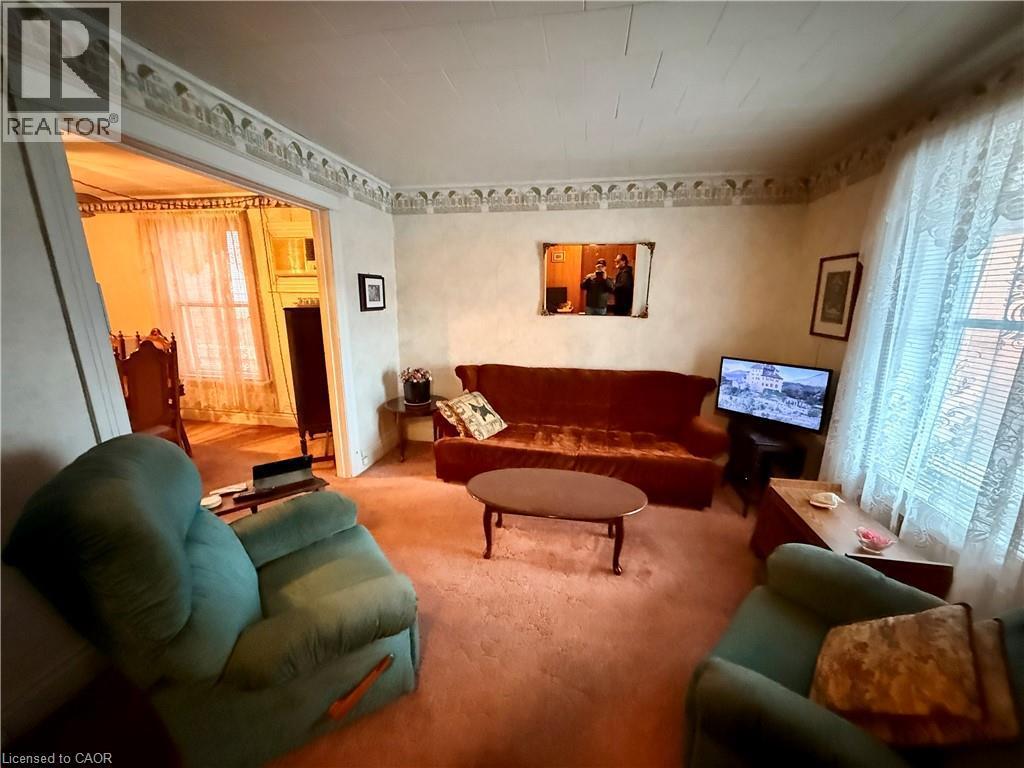 484 East Main Street, Welland, ON - Indoor Photo Showing Living Room