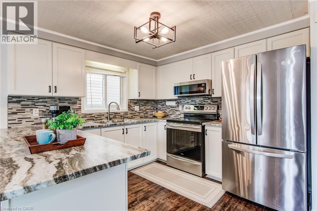 902 Atlantic Boulevard, Waterloo, ON - Indoor Photo Showing Kitchen With Stainless Steel Kitchen With Upgraded Kitchen