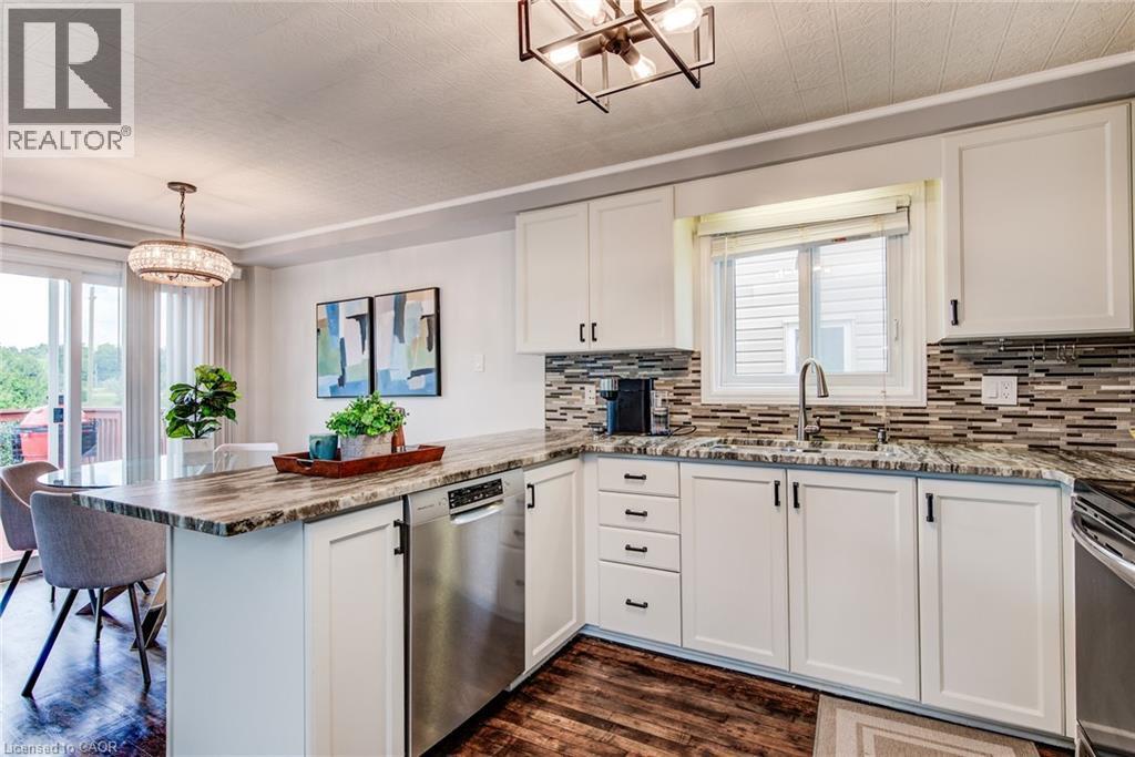 902 Atlantic Boulevard, Waterloo, ON - Indoor Photo Showing Kitchen With Stainless Steel Kitchen With Upgraded Kitchen