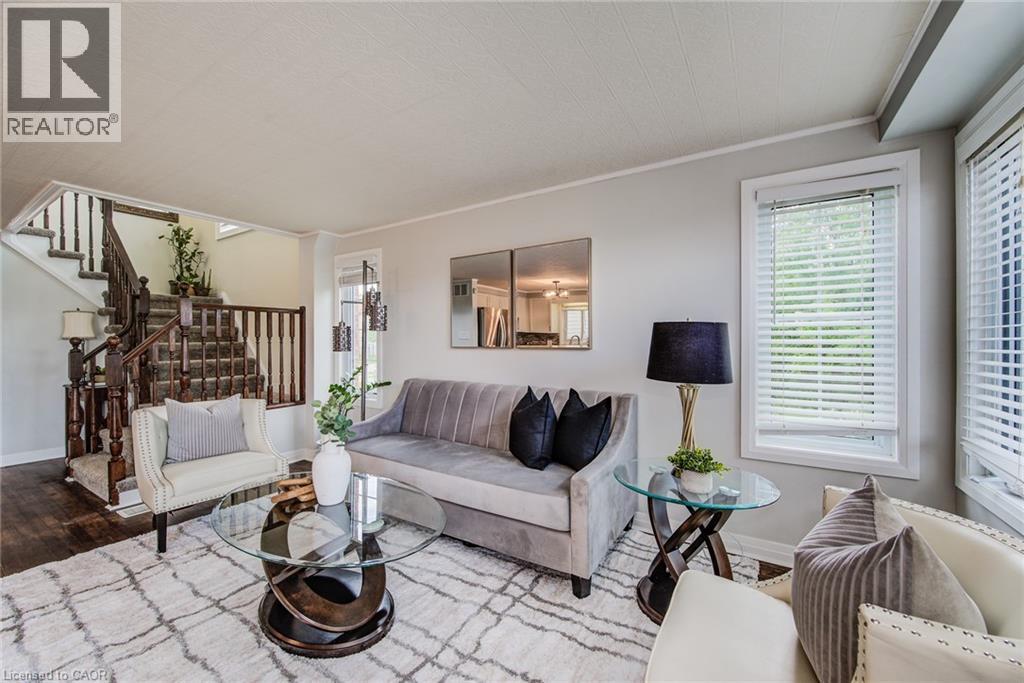 902 Atlantic Boulevard, Waterloo, ON - Indoor Photo Showing Living Room