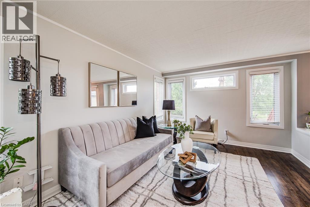 902 Atlantic Boulevard, Waterloo, ON - Indoor Photo Showing Living Room