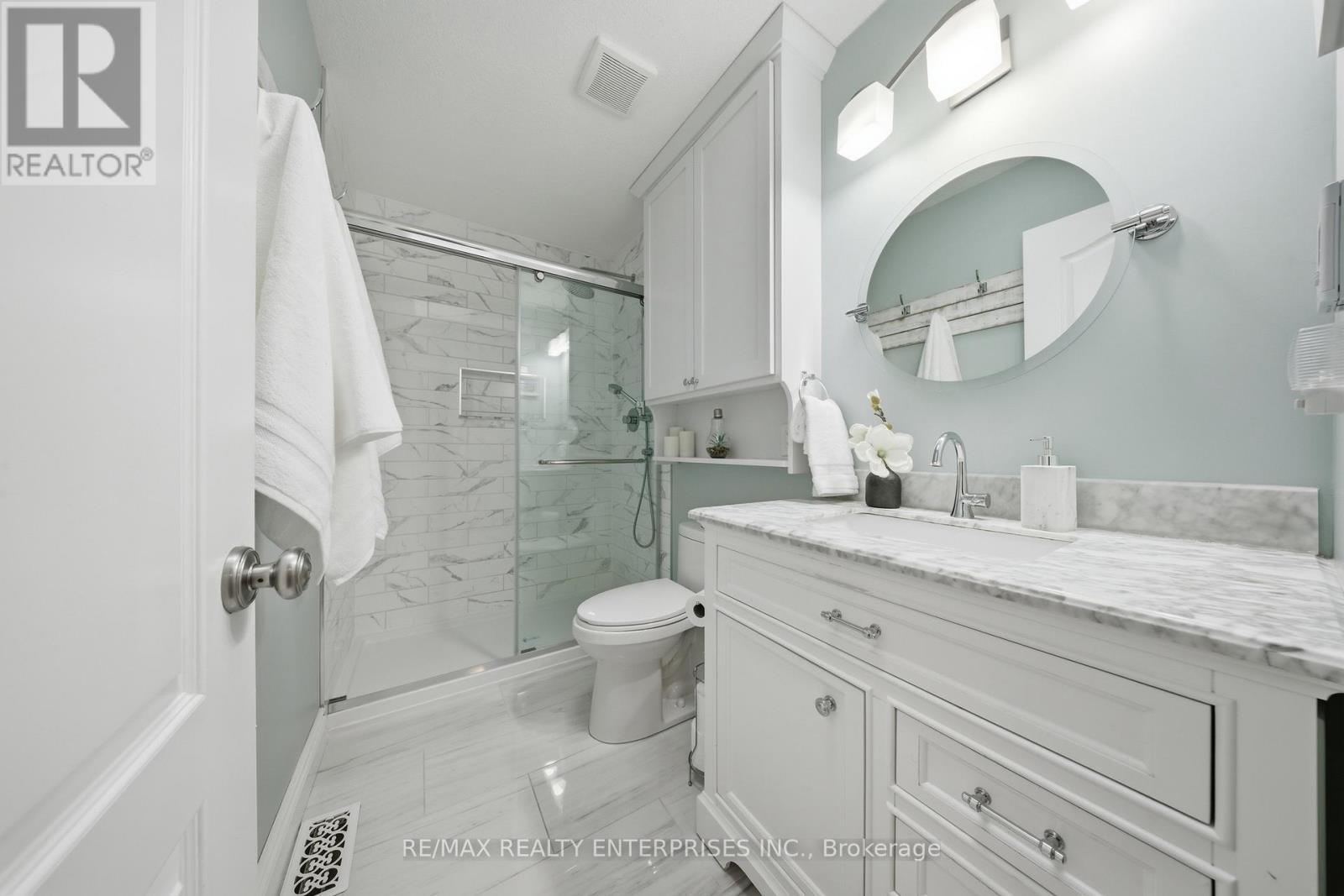 328 Burnett Avenue, Cambridge, ON - Indoor Photo Showing Bathroom