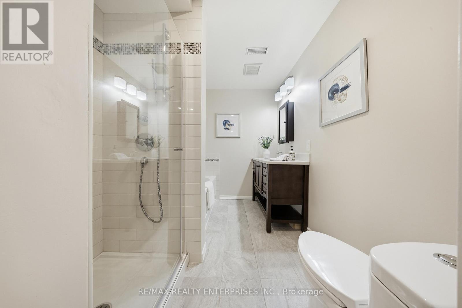 328 Burnett Avenue, Cambridge, ON - Indoor Photo Showing Bathroom