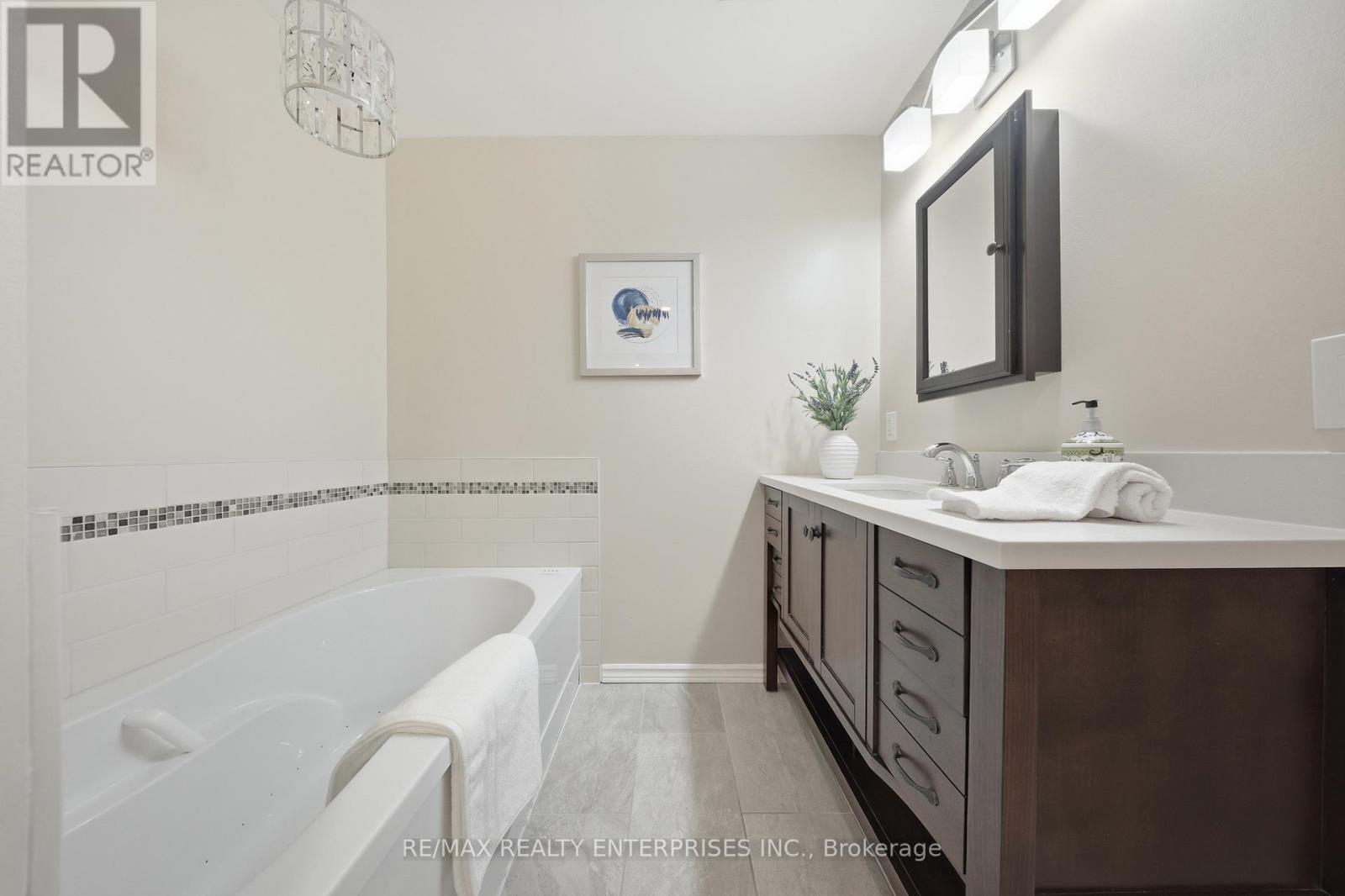 328 Burnett Avenue, Cambridge, ON - Indoor Photo Showing Bathroom