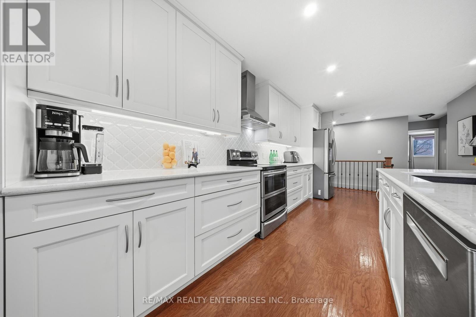 328 Burnett Avenue, Cambridge, ON - Indoor Photo Showing Kitchen With Upgraded Kitchen