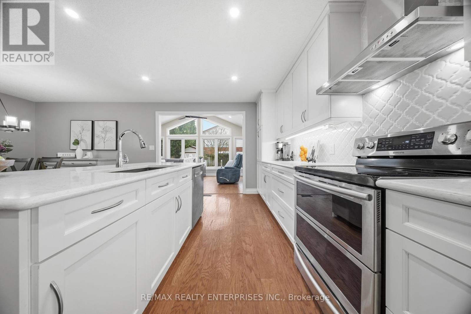 328 Burnett Avenue, Cambridge, ON - Indoor