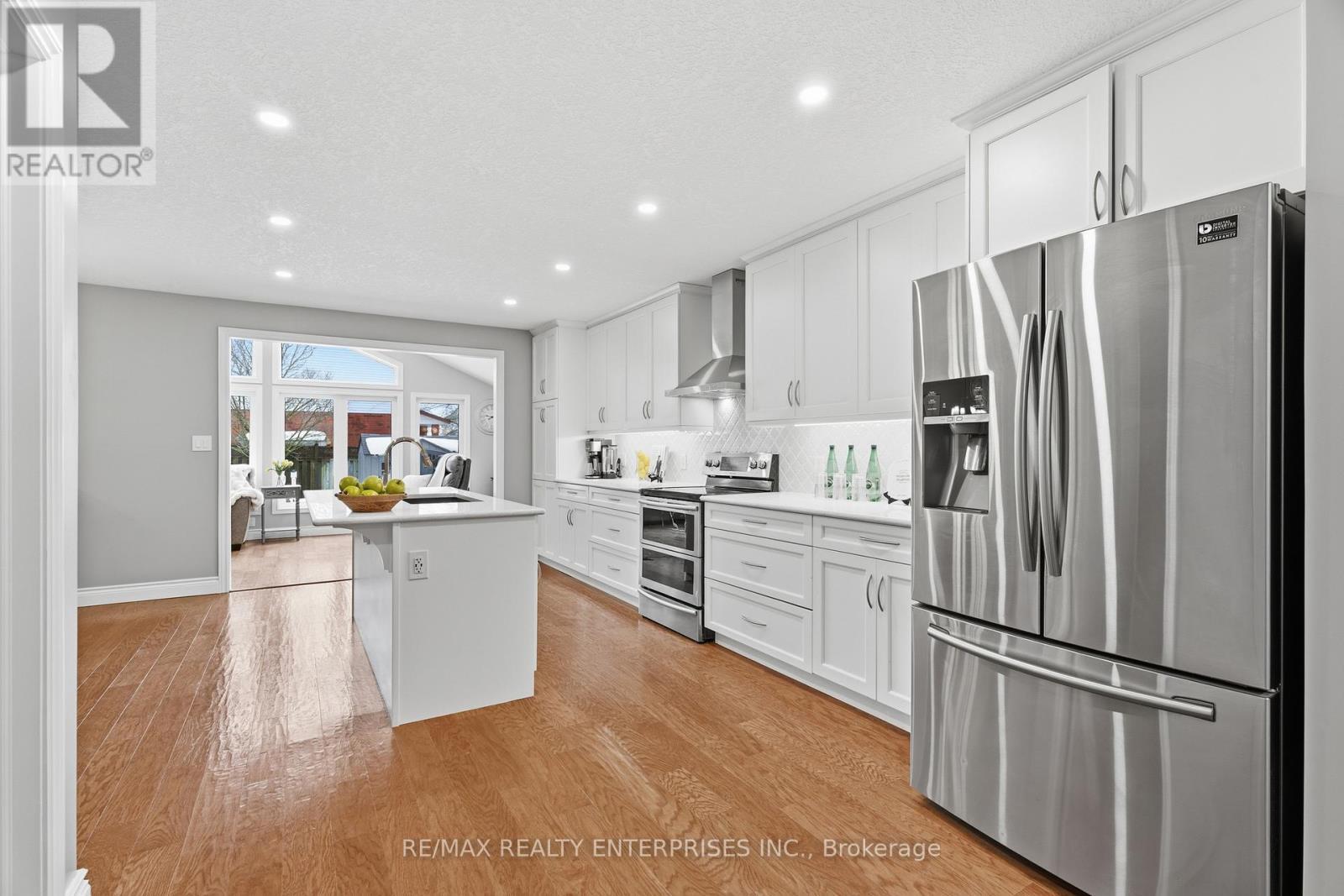 328 Burnett Avenue, Cambridge, ON - Indoor Photo Showing Kitchen With Upgraded Kitchen