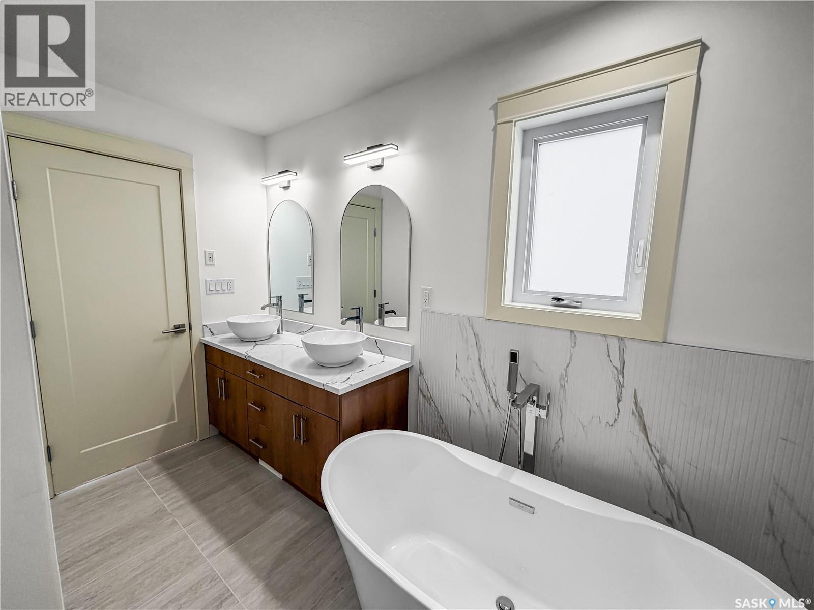 424 Empress Street, Saskatoon, SK - Indoor Photo Showing Bathroom