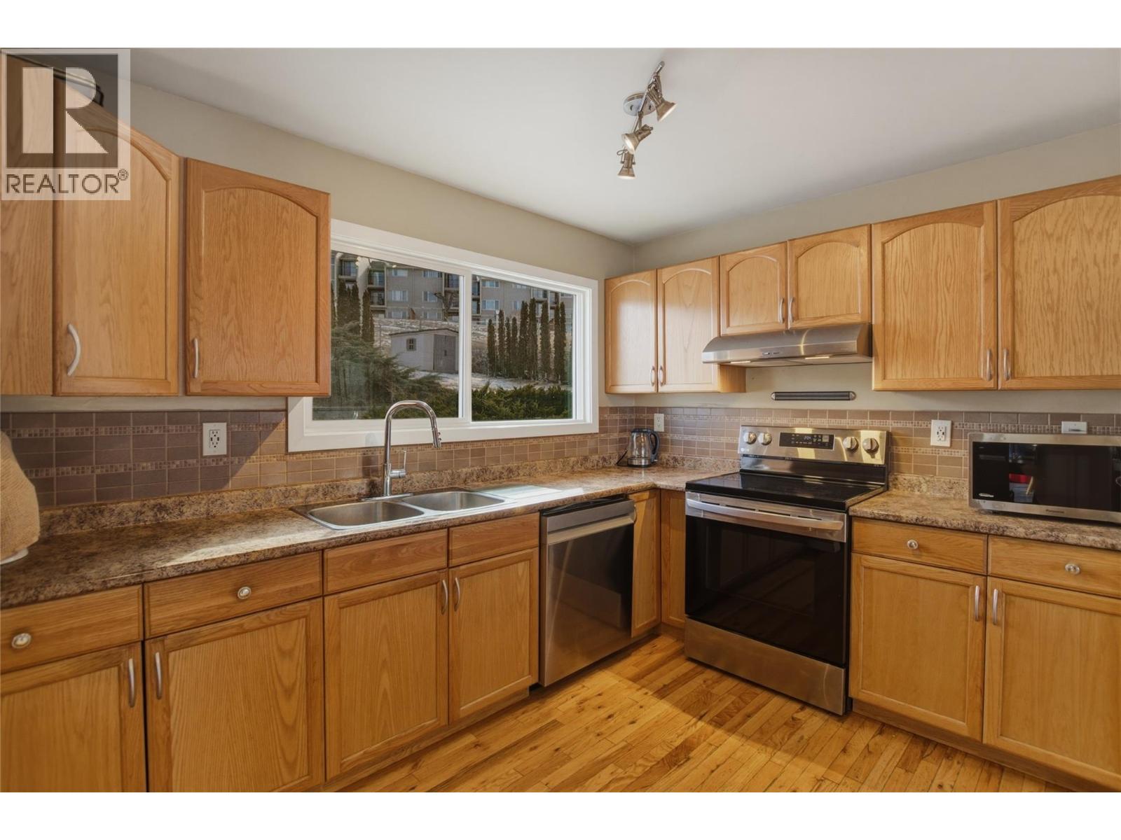 299 Gordonhorn Crescent, Kamloops, BC - Indoor Photo Showing Kitchen With Double Sink