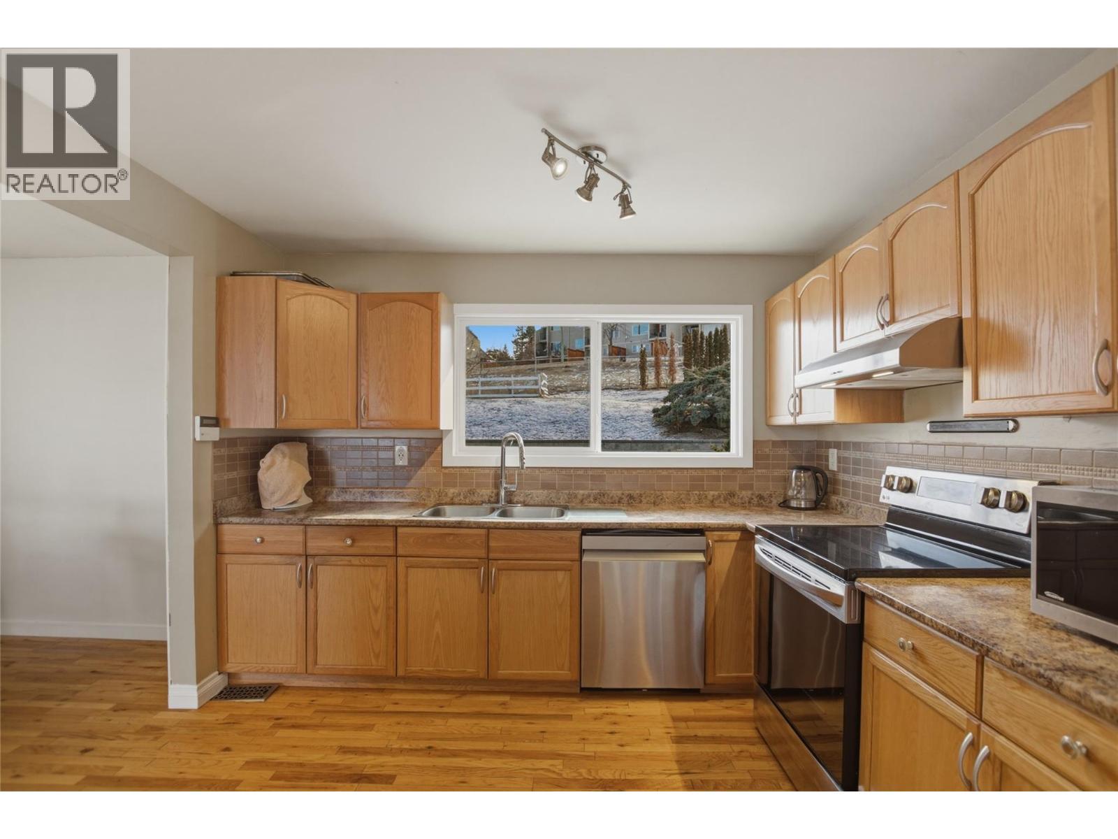 299 Gordonhorn Crescent, Kamloops, BC - Indoor Photo Showing Kitchen With Double Sink