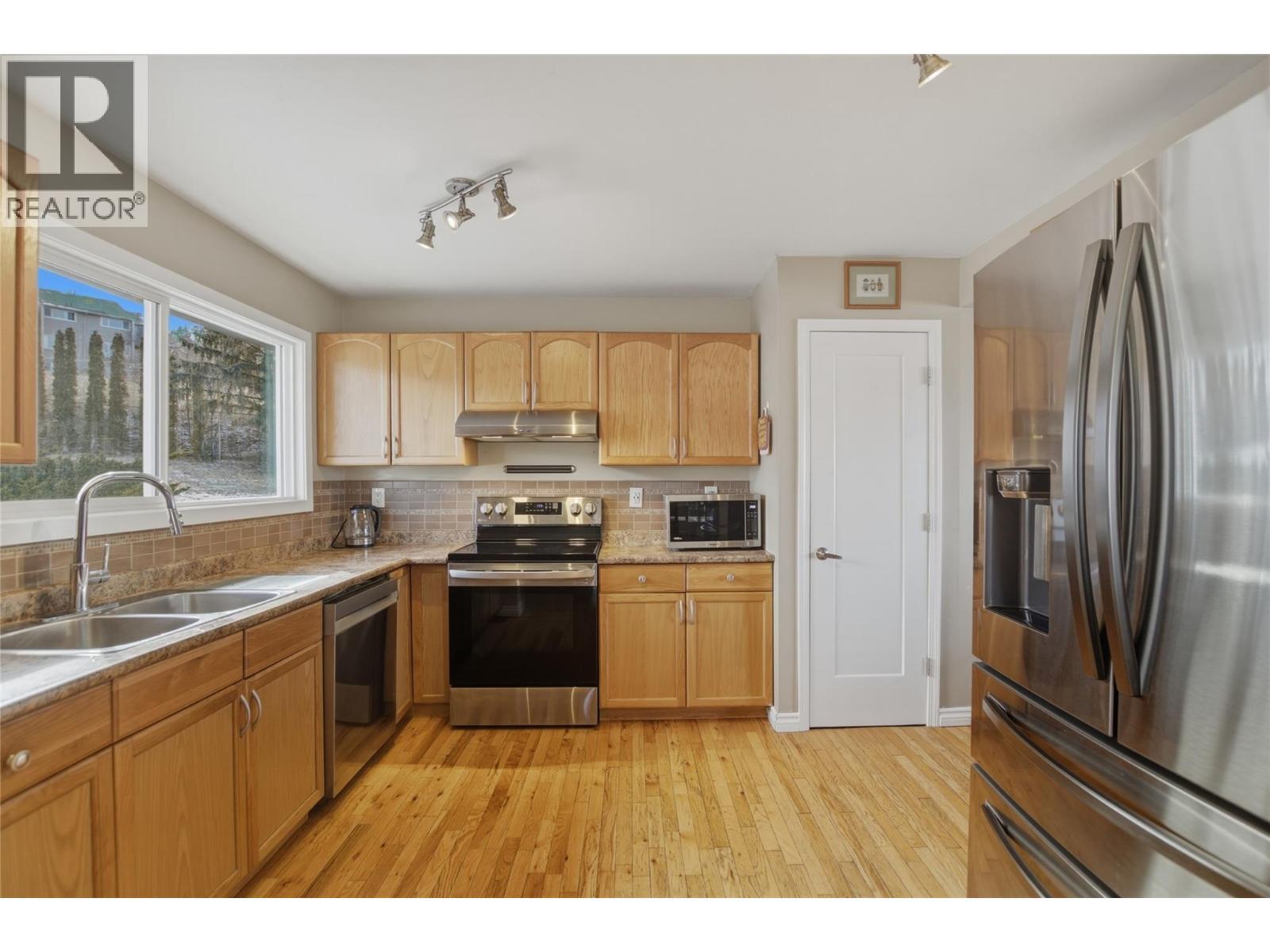 299 Gordonhorn Crescent, Kamloops, BC - Indoor Photo Showing Kitchen With Stainless Steel Kitchen With Double Sink