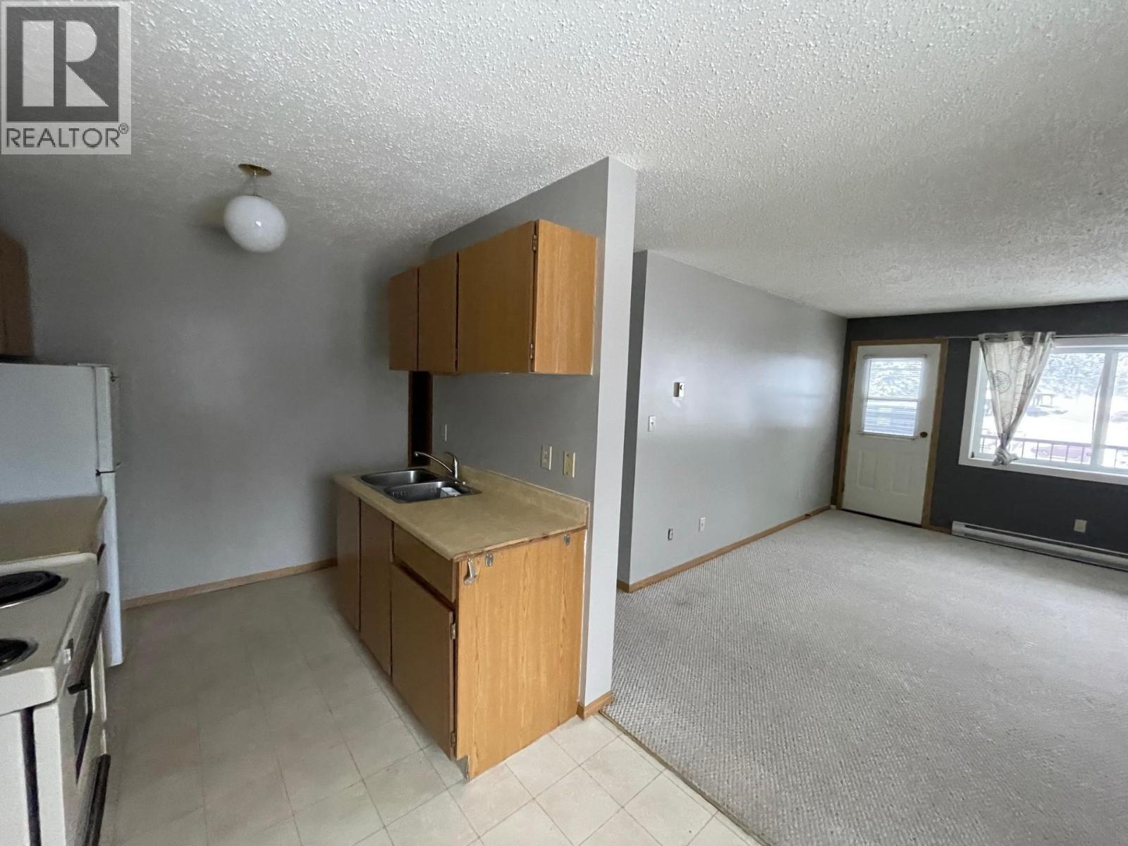 10 Cariboo Drive Unit# 311, Elkford, BC - Indoor Photo Showing Kitchen With Double Sink