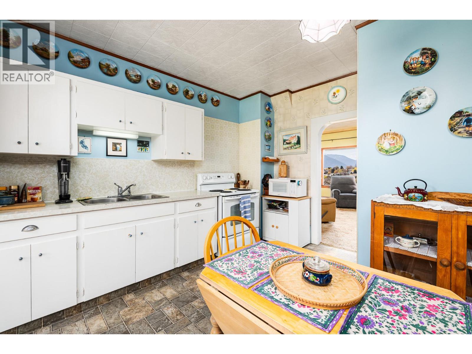 1843 Mclaren Street, Creston, BC - Indoor Photo Showing Kitchen With Double Sink