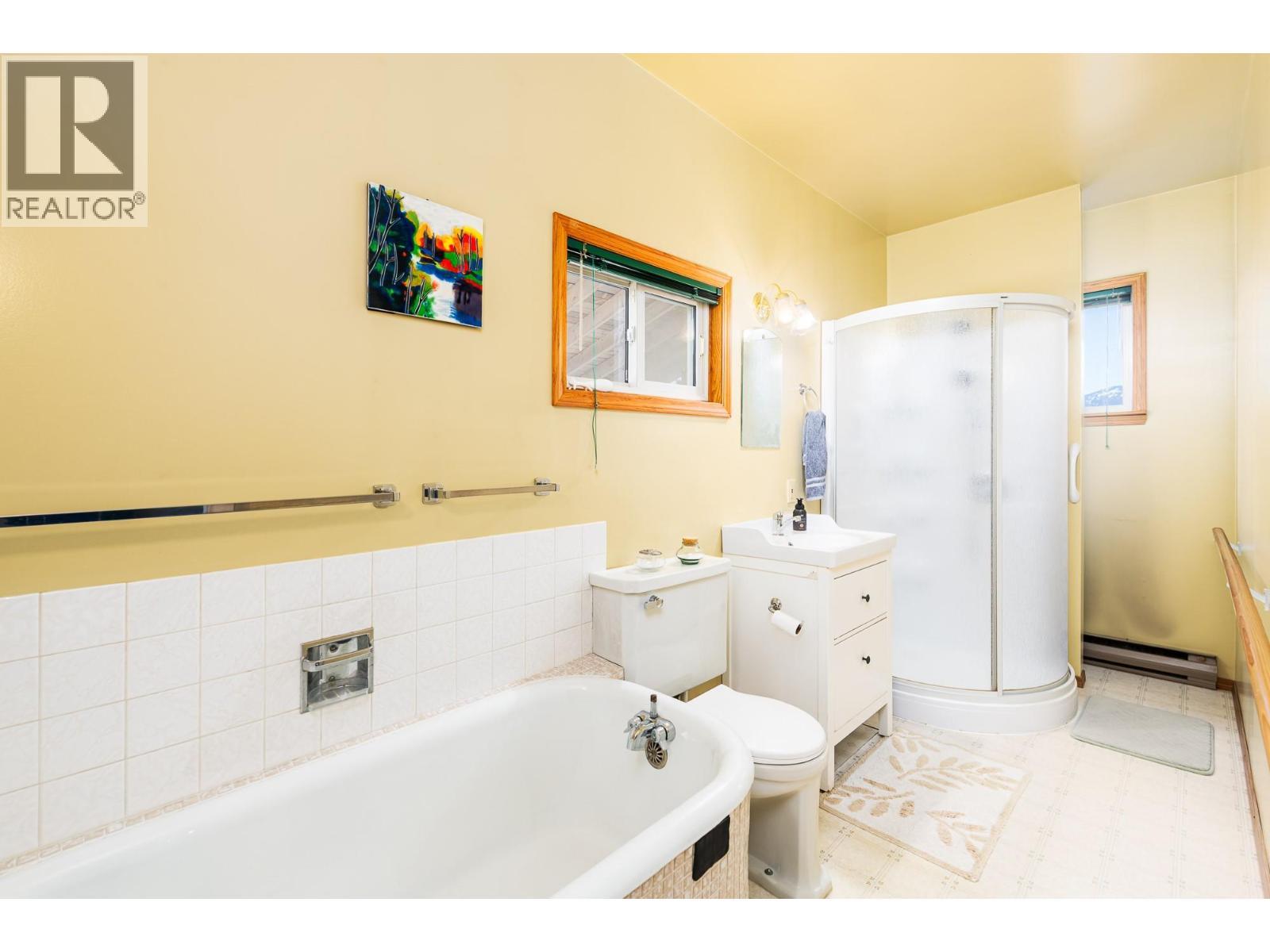 1843 Mclaren Street, Creston, BC - Indoor Photo Showing Bathroom