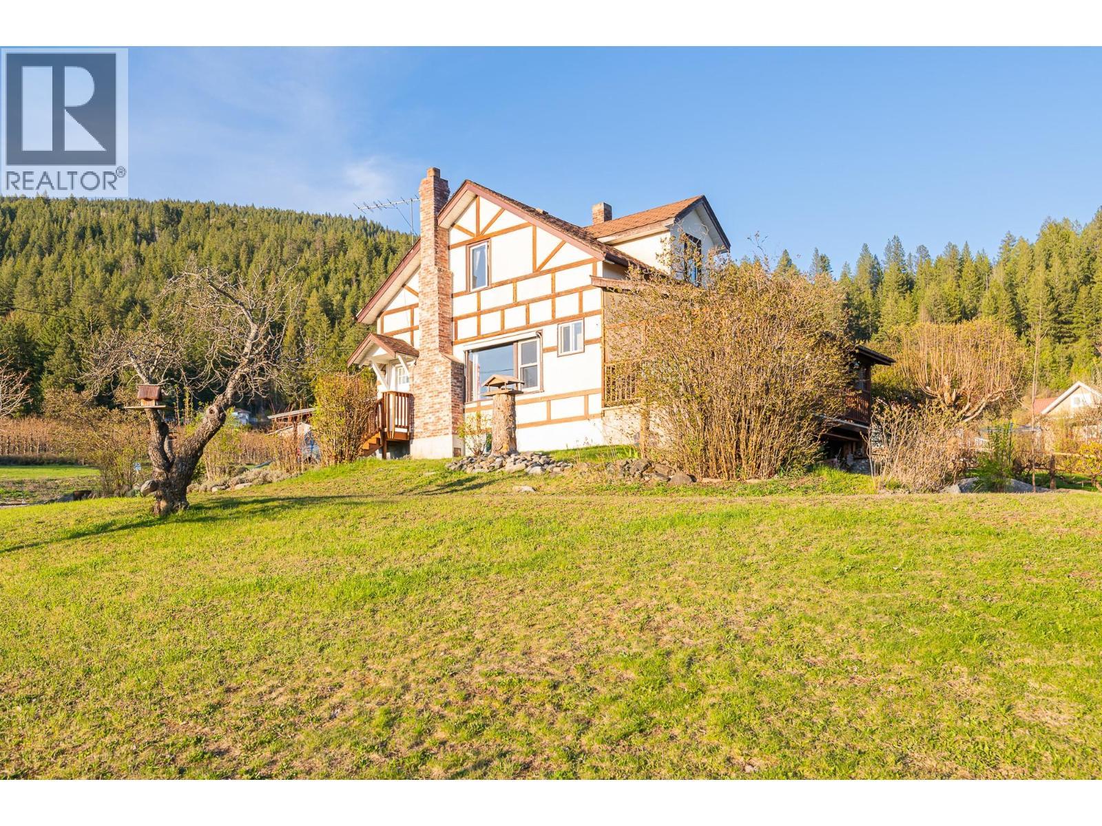 1843 Mclaren Street, Creston, BC - Outdoor