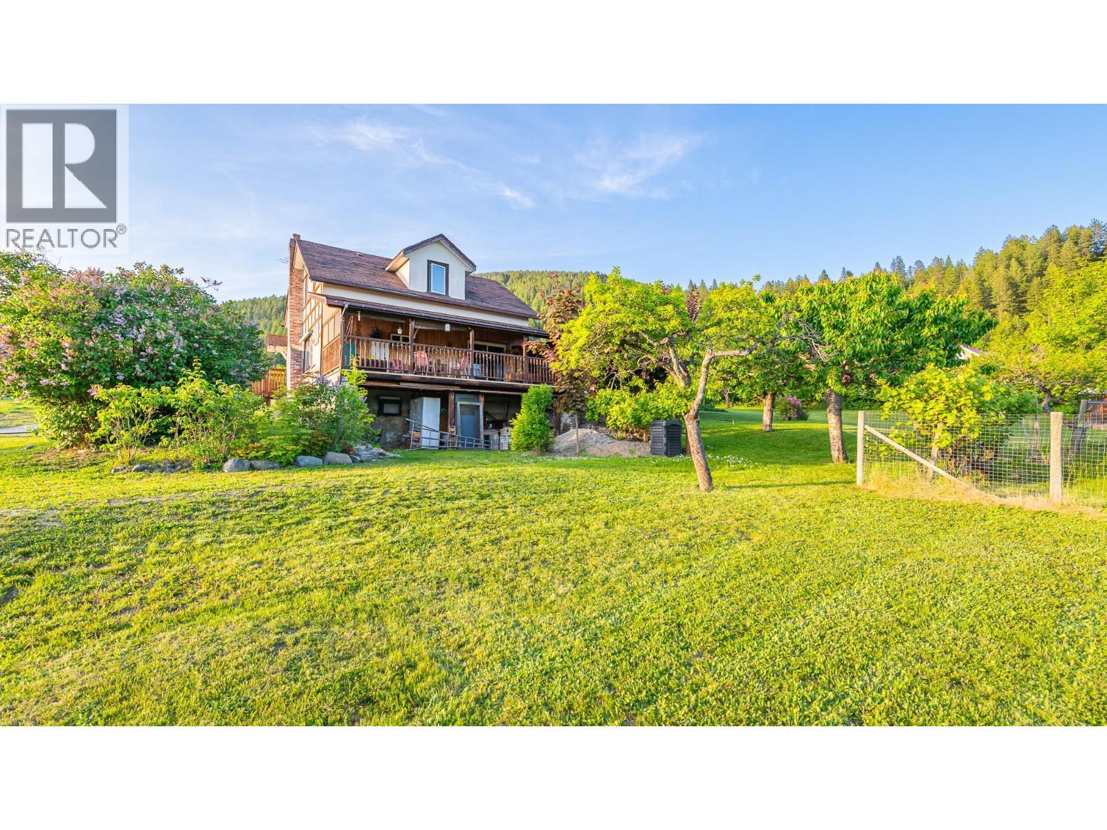 1843 Mclaren Street, Creston, BC - Outdoor With Deck Patio Veranda