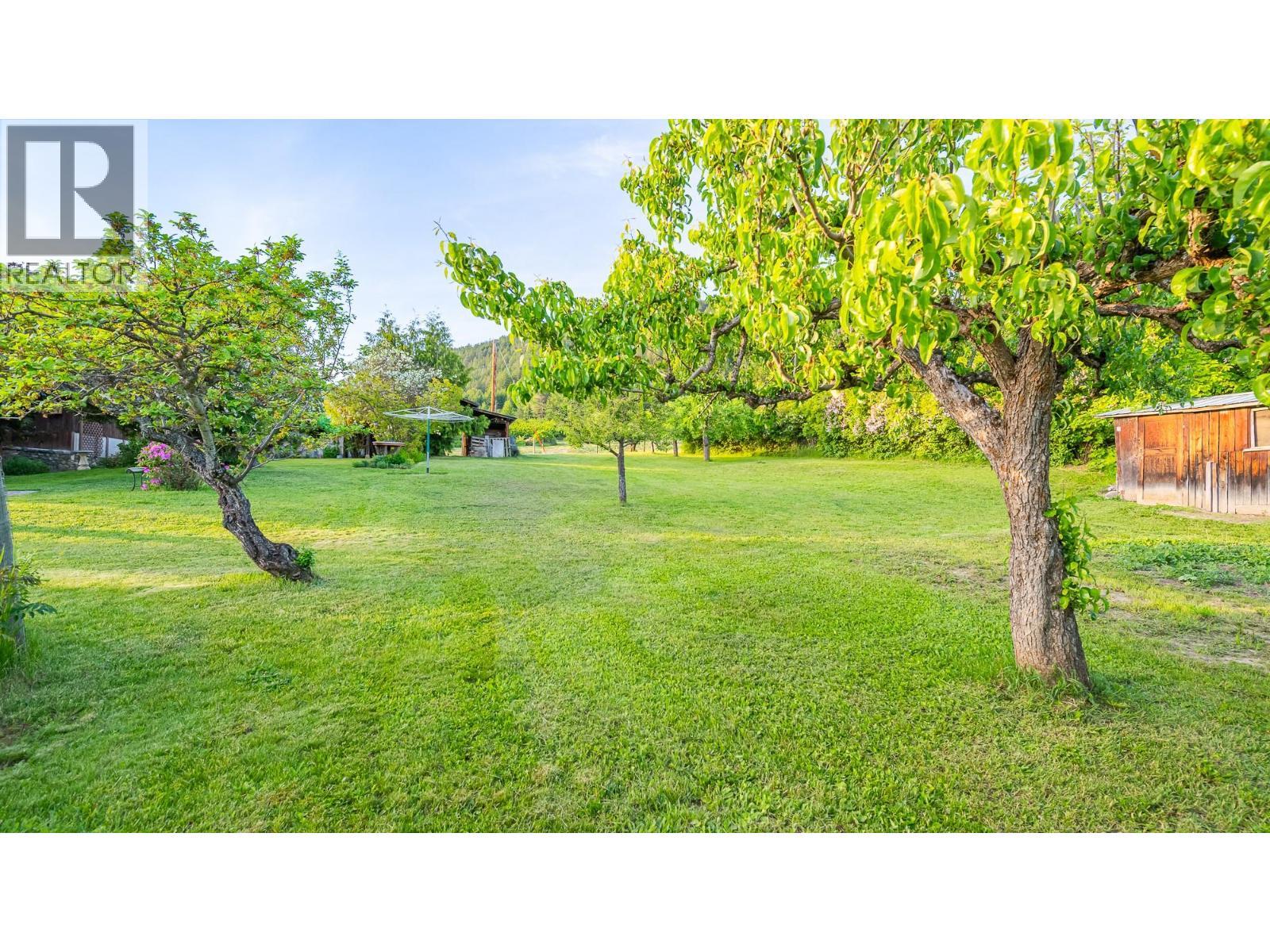 1843 Mclaren Street, Creston, BC - Outdoor