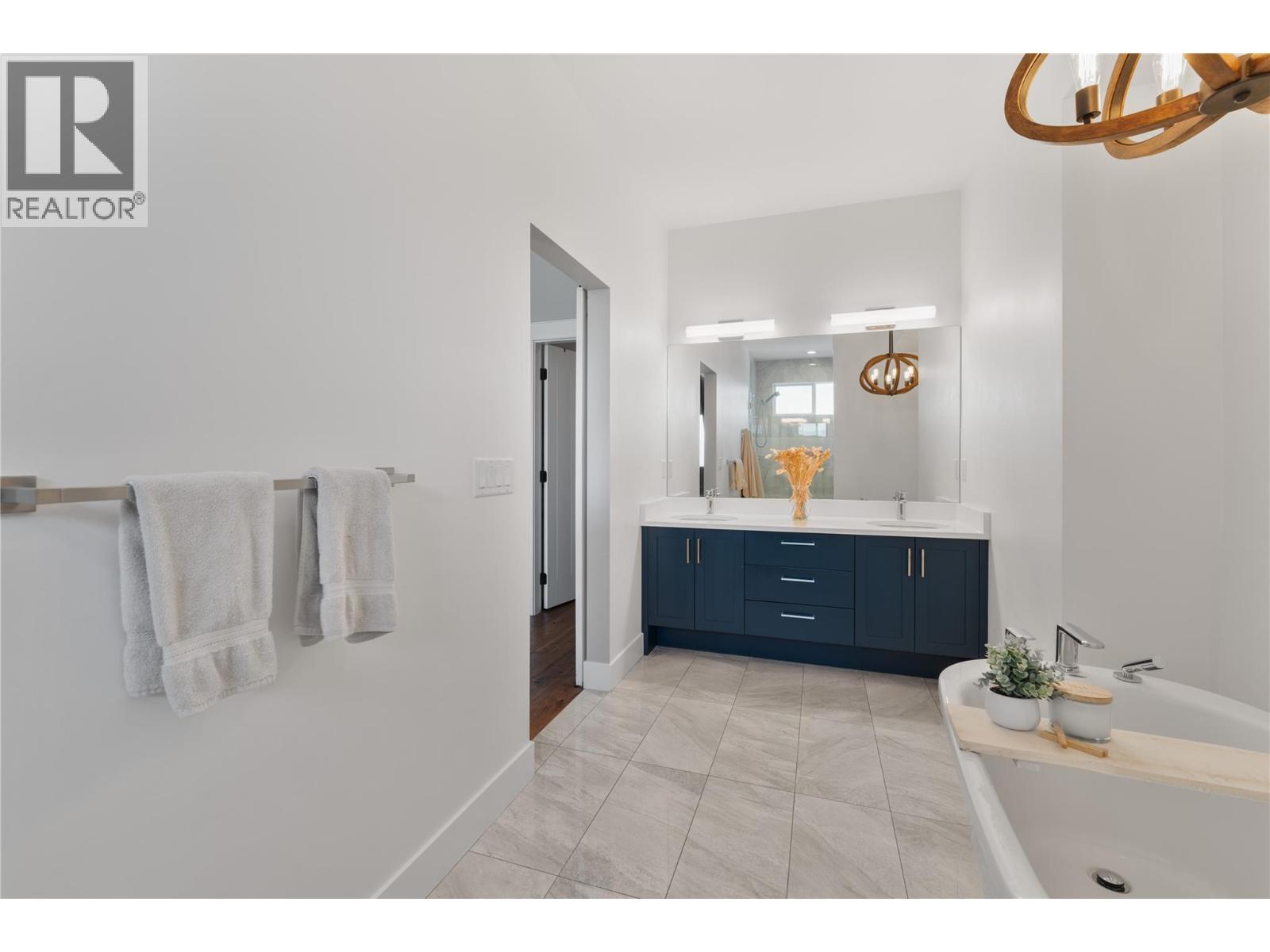 13301 Apex Lane, Lake Country, BC - Indoor Photo Showing Bathroom