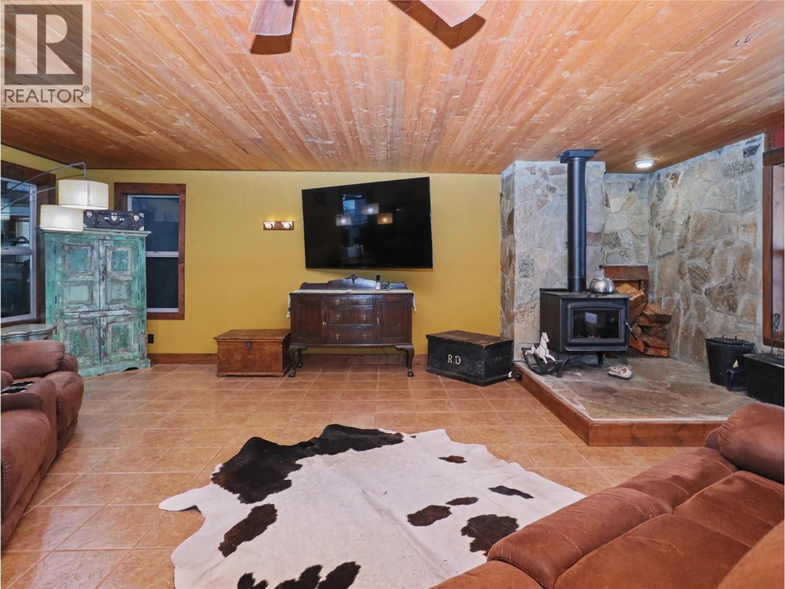 3850 Blythe-Rhone Road, Westbridge, BC - Indoor Photo Showing Living Room With Fireplace