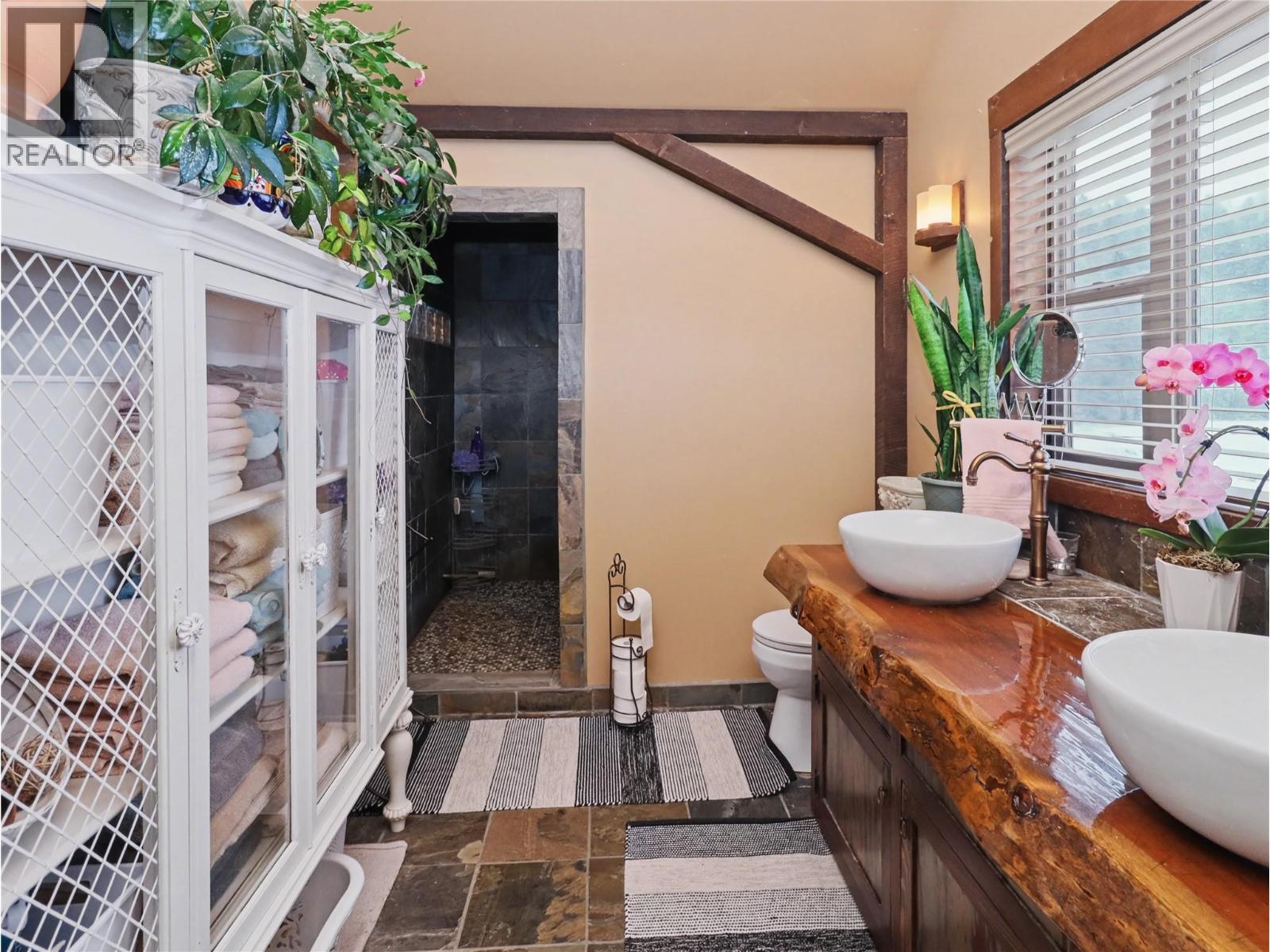 3850 Blythe-Rhone Road, Westbridge, BC - Indoor Photo Showing Bathroom