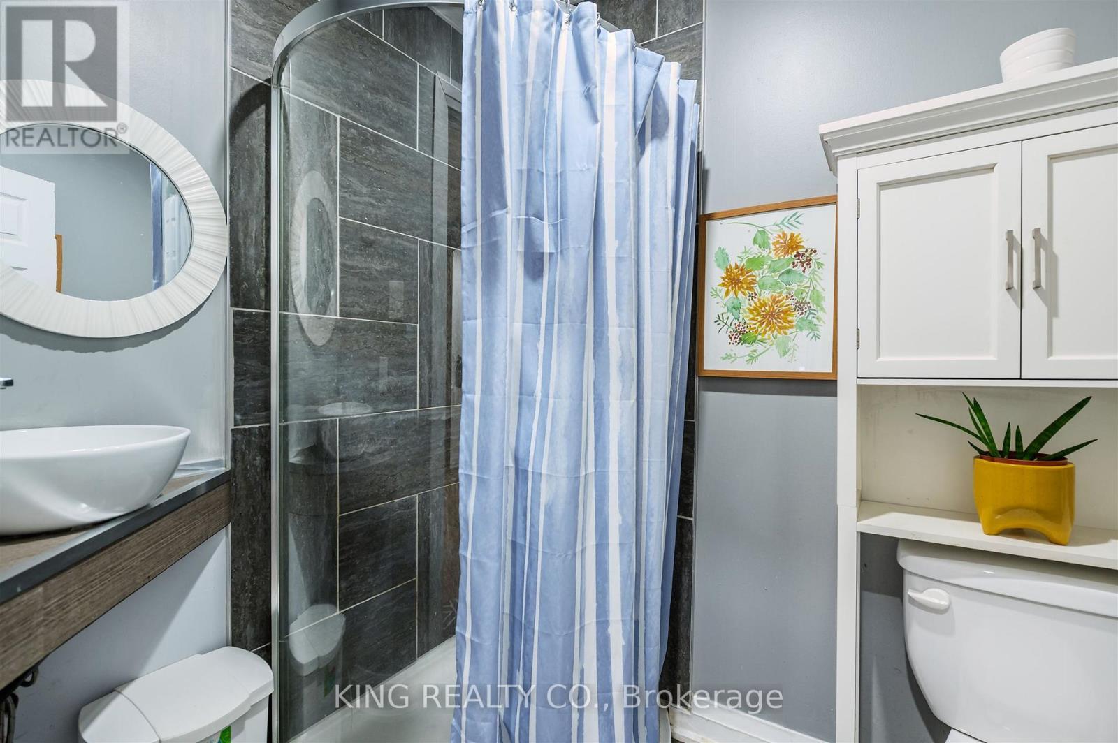 829 Athol Street, Whitby, ON - Indoor Photo Showing Bathroom