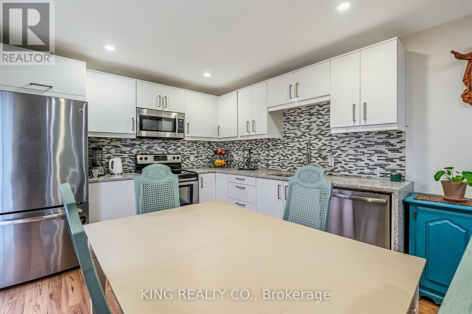 829 Athol Street, Whitby, ON - Indoor Photo Showing Kitchen With Upgraded Kitchen