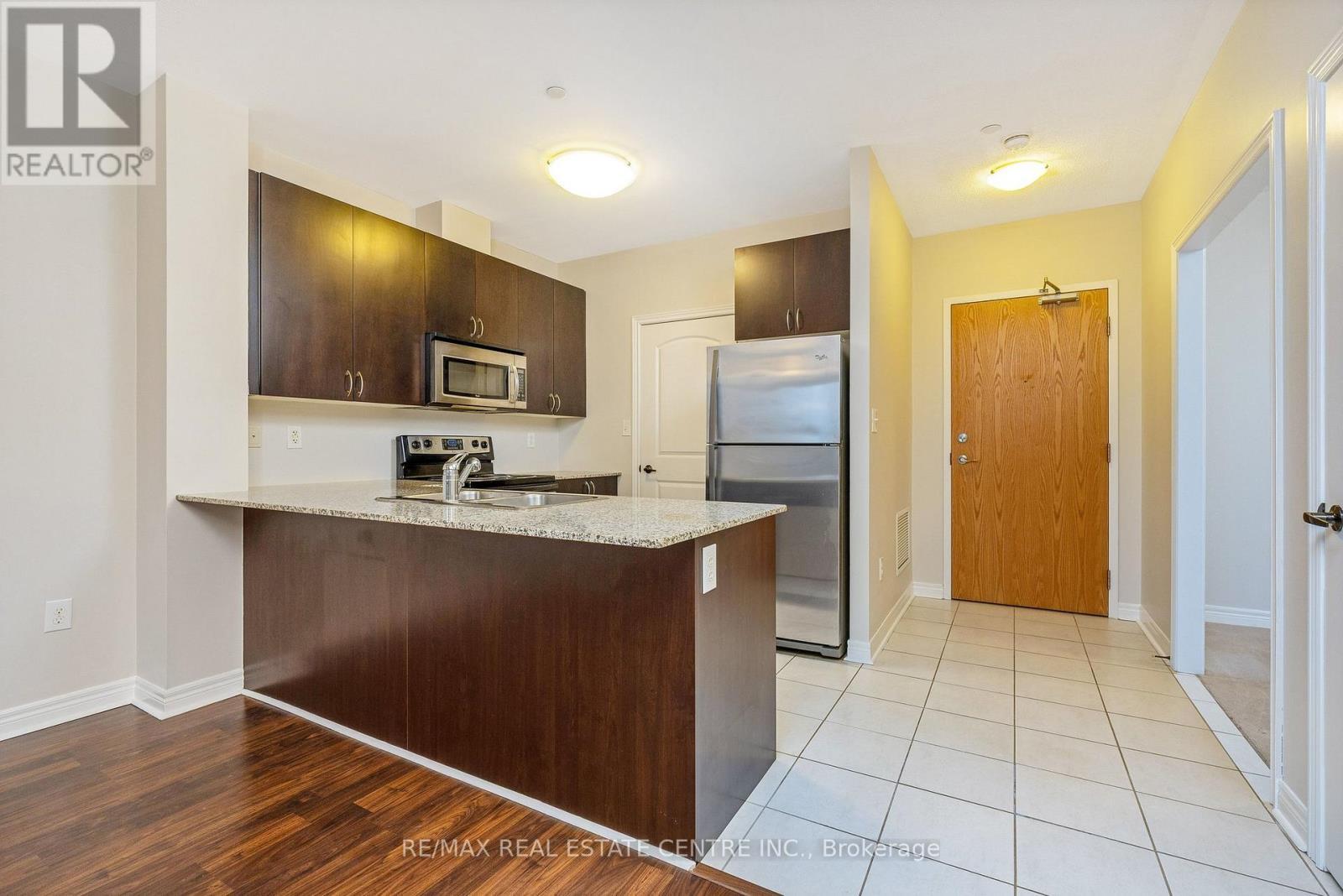 216 - 383 Main Street E, Milton, ON - Indoor Photo Showing Kitchen