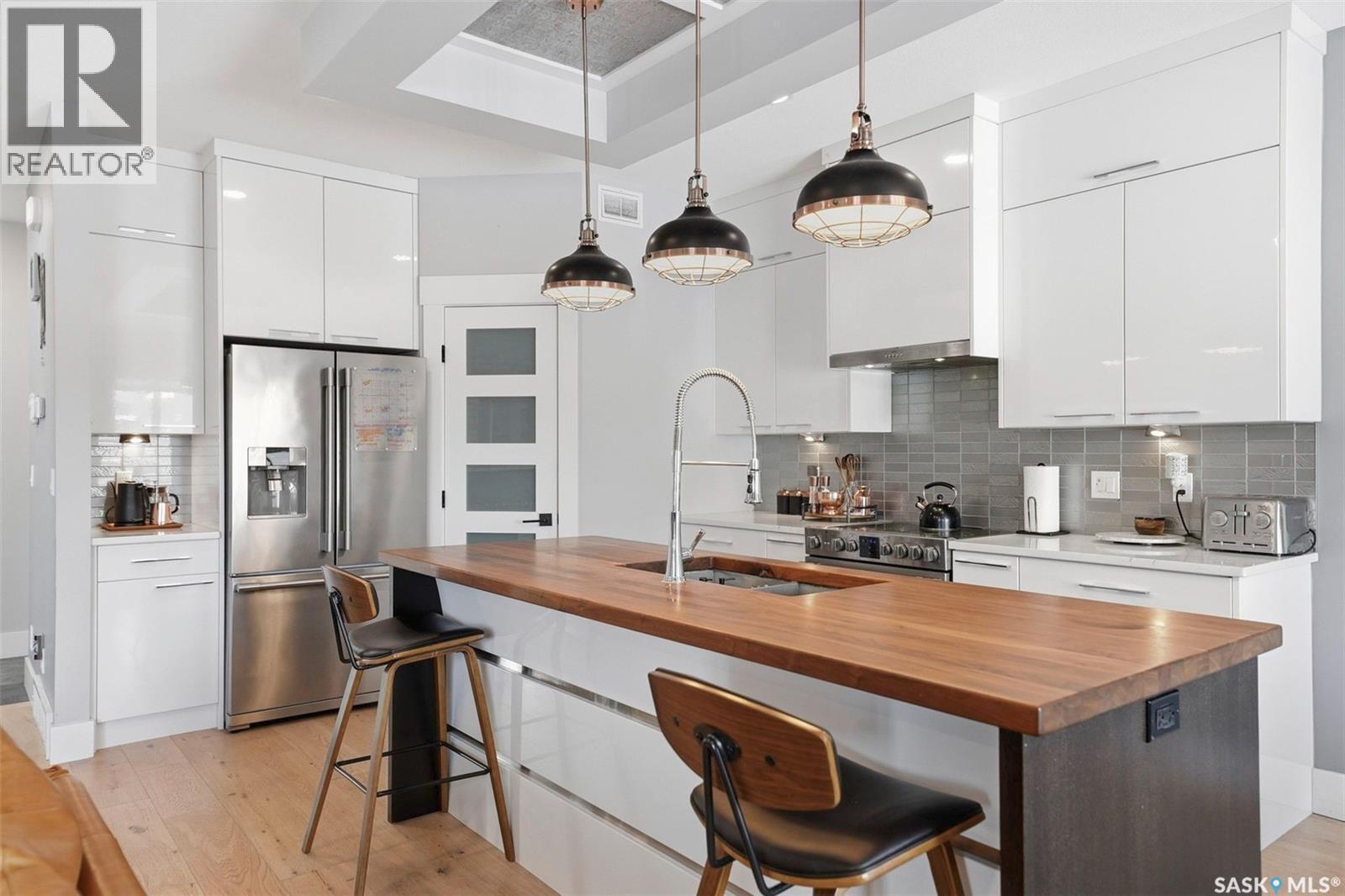 534 Bolstad Turn, Saskatoon, SK - Indoor Photo Showing Kitchen With Upgraded Kitchen