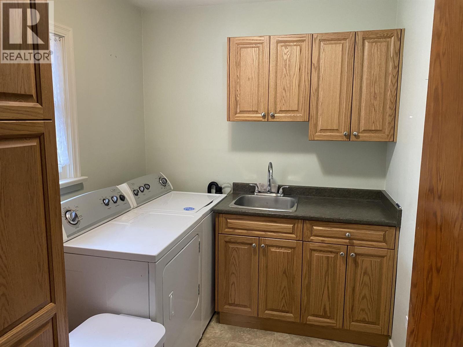 125 15Th Avenue, Prince George, BC - Indoor Photo Showing Laundry Room