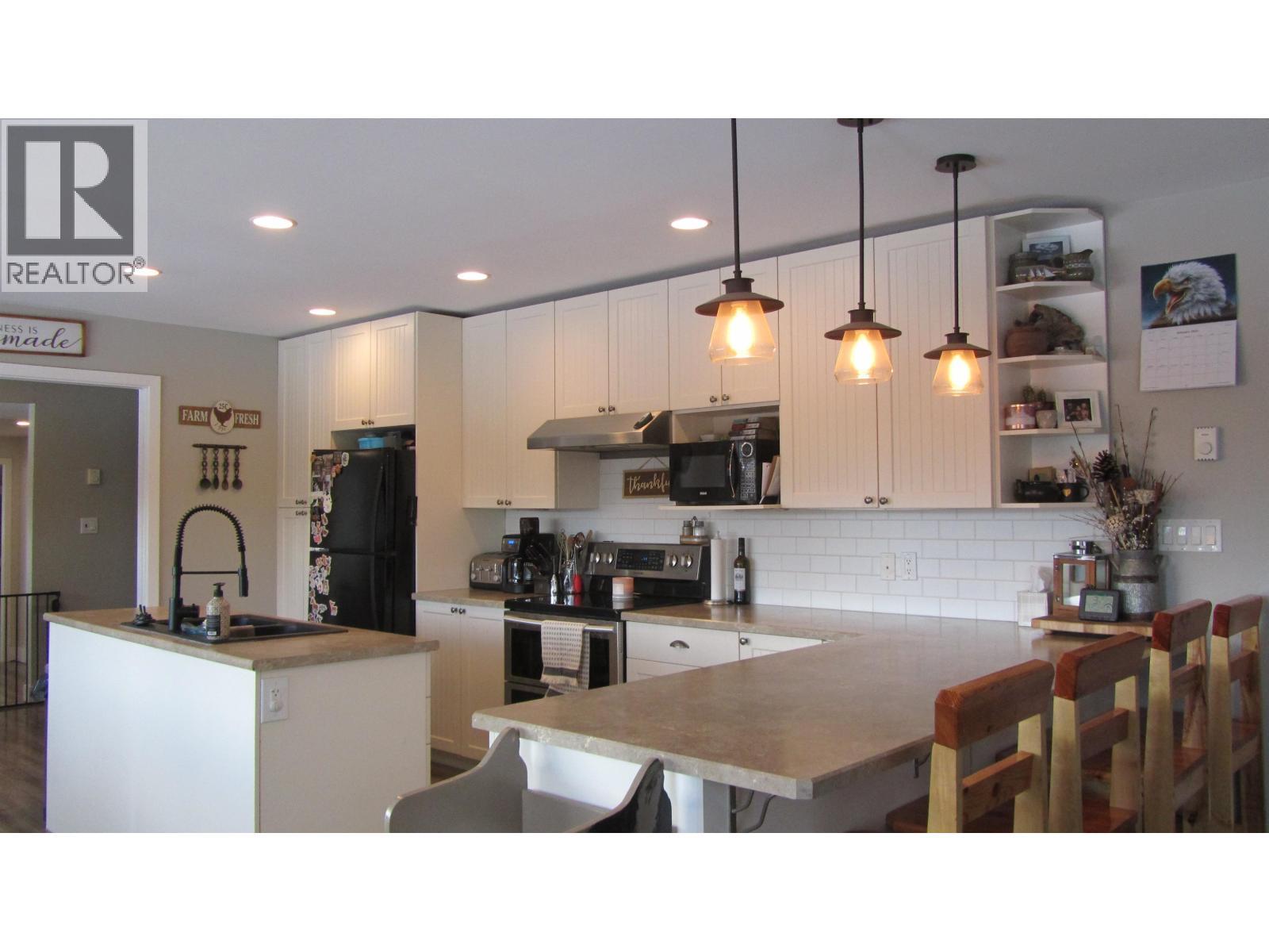 6313 Archie Meadow Road, Forest Grove, BC - Indoor Photo Showing Kitchen