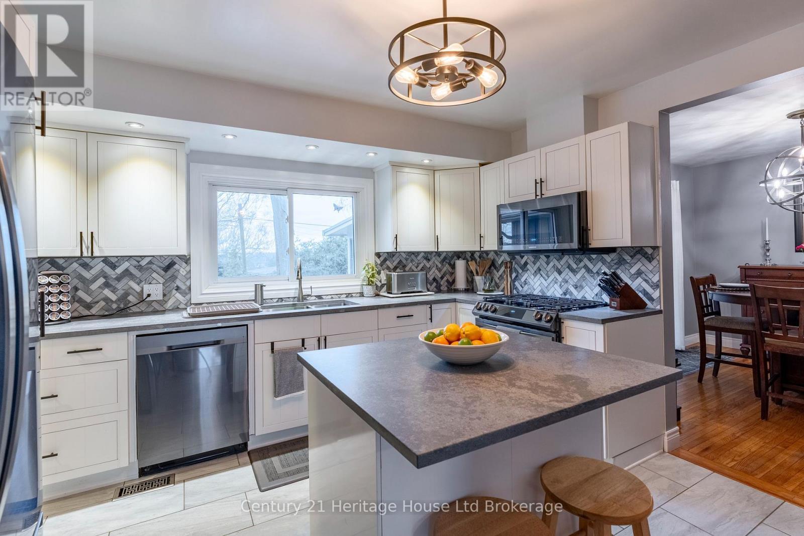 93 James Avenue, Tillsonburg, ON - Indoor Photo Showing Kitchen
