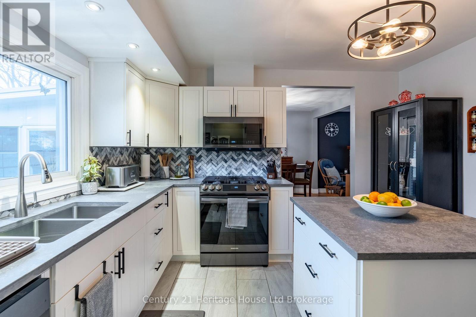 93 James Avenue, Tillsonburg, ON - Indoor Photo Showing Kitchen With Double Sink